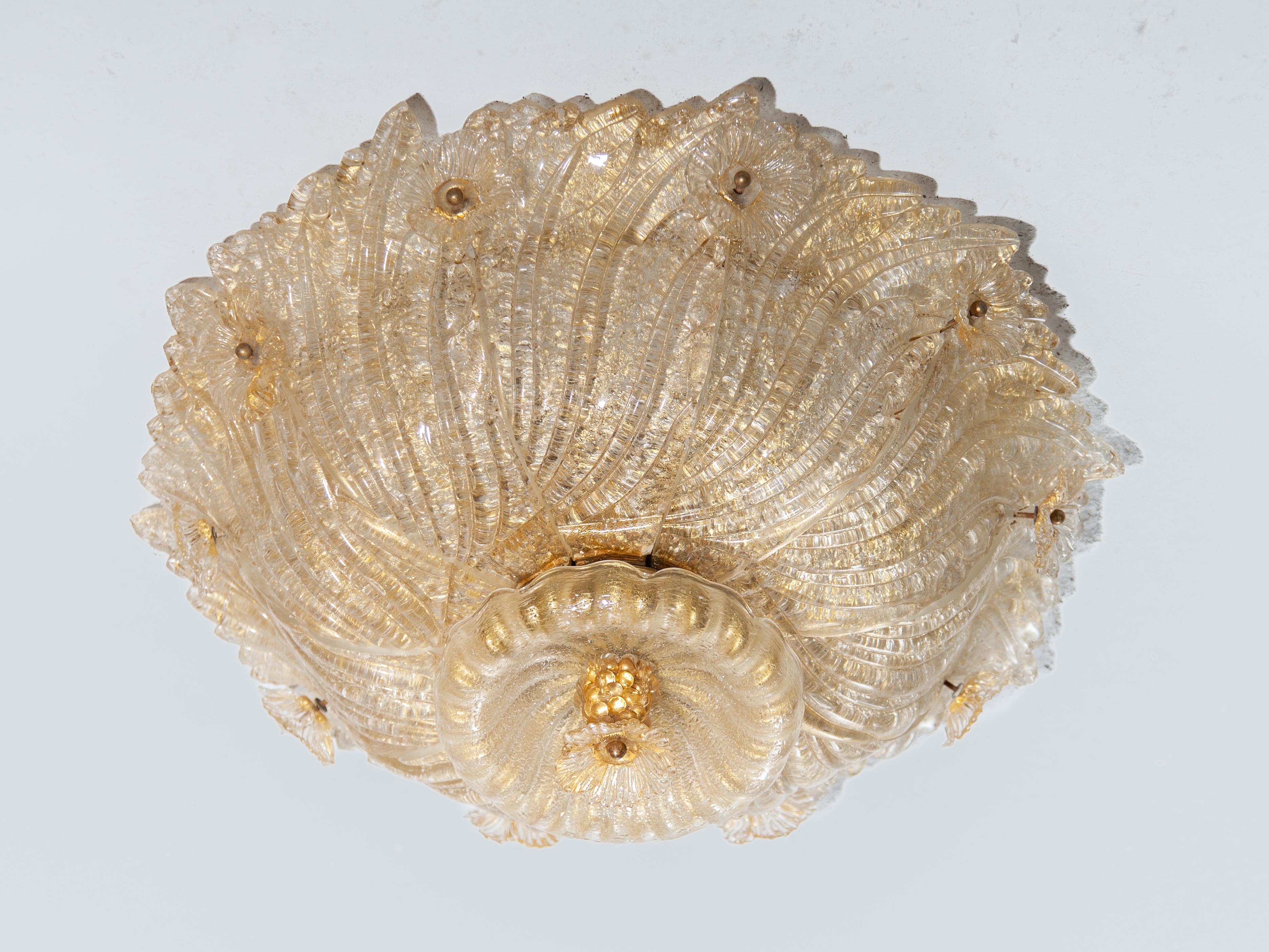 Una plafoniera in vetro artistico eccezionalmente chic di Barovier&Toso con accenti d'oro incorporati nel vetro che conferiscono un aspetto ricco. Questo incasso è composto da 10 pannelli in vetro dorato soffiato a bocca a forma di foglia e da
