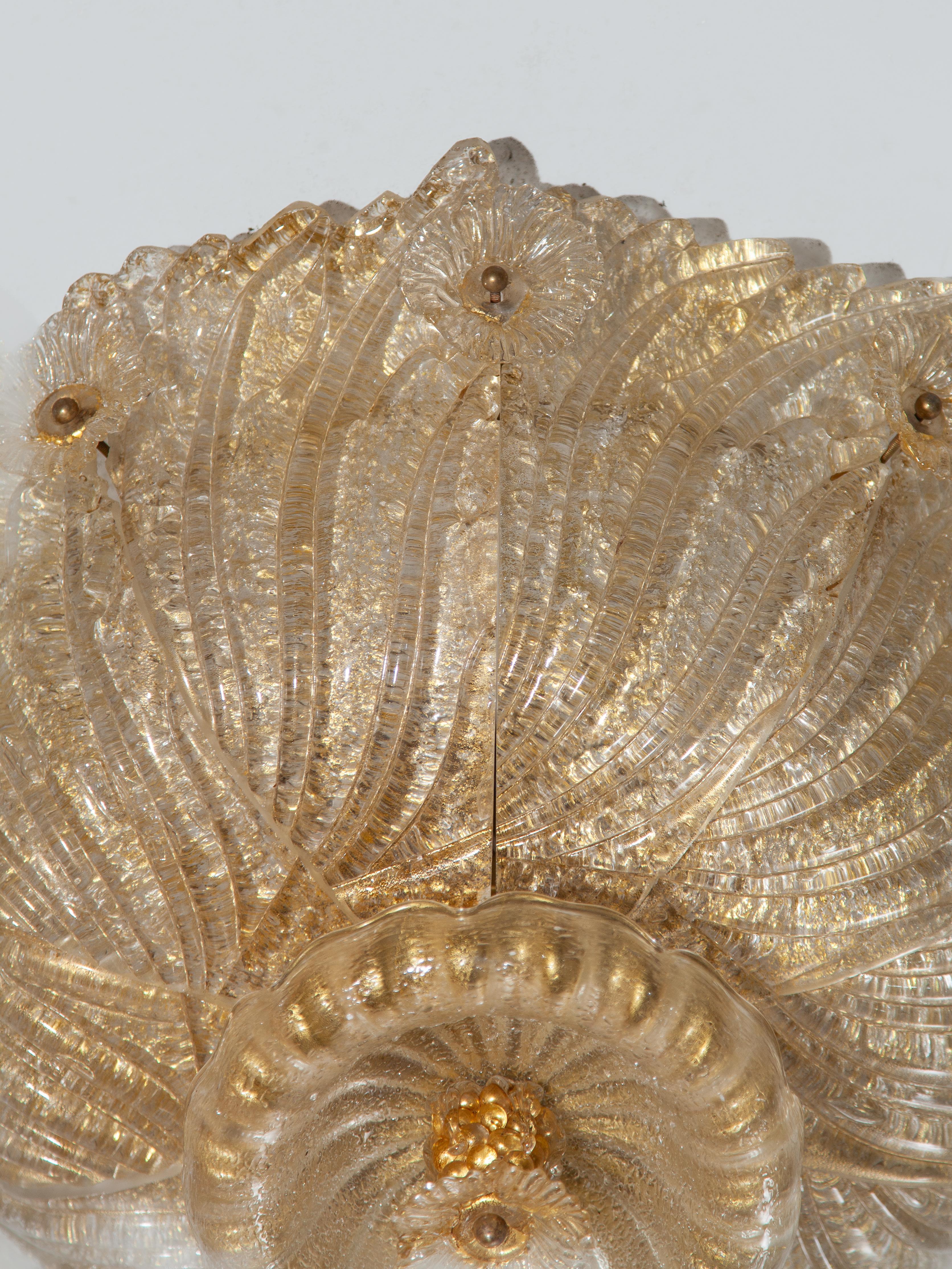 Italiano Grande lampadario Barovier&Toso in vetro artistico dorato a forma di fiore di Murano in vendita