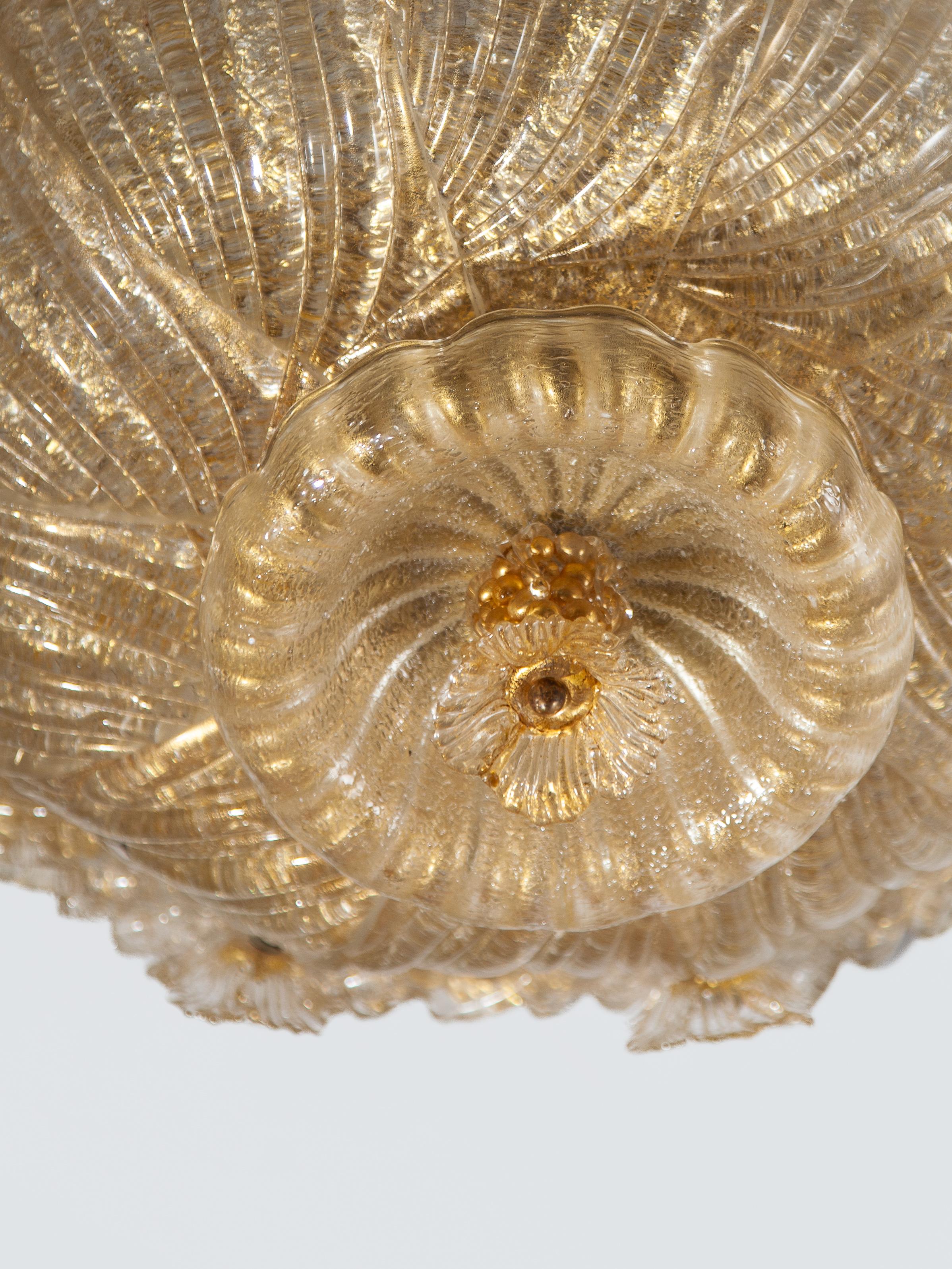 Fatto a mano Grande lampadario Barovier&Toso in vetro artistico dorato a forma di fiore di Murano in vendita