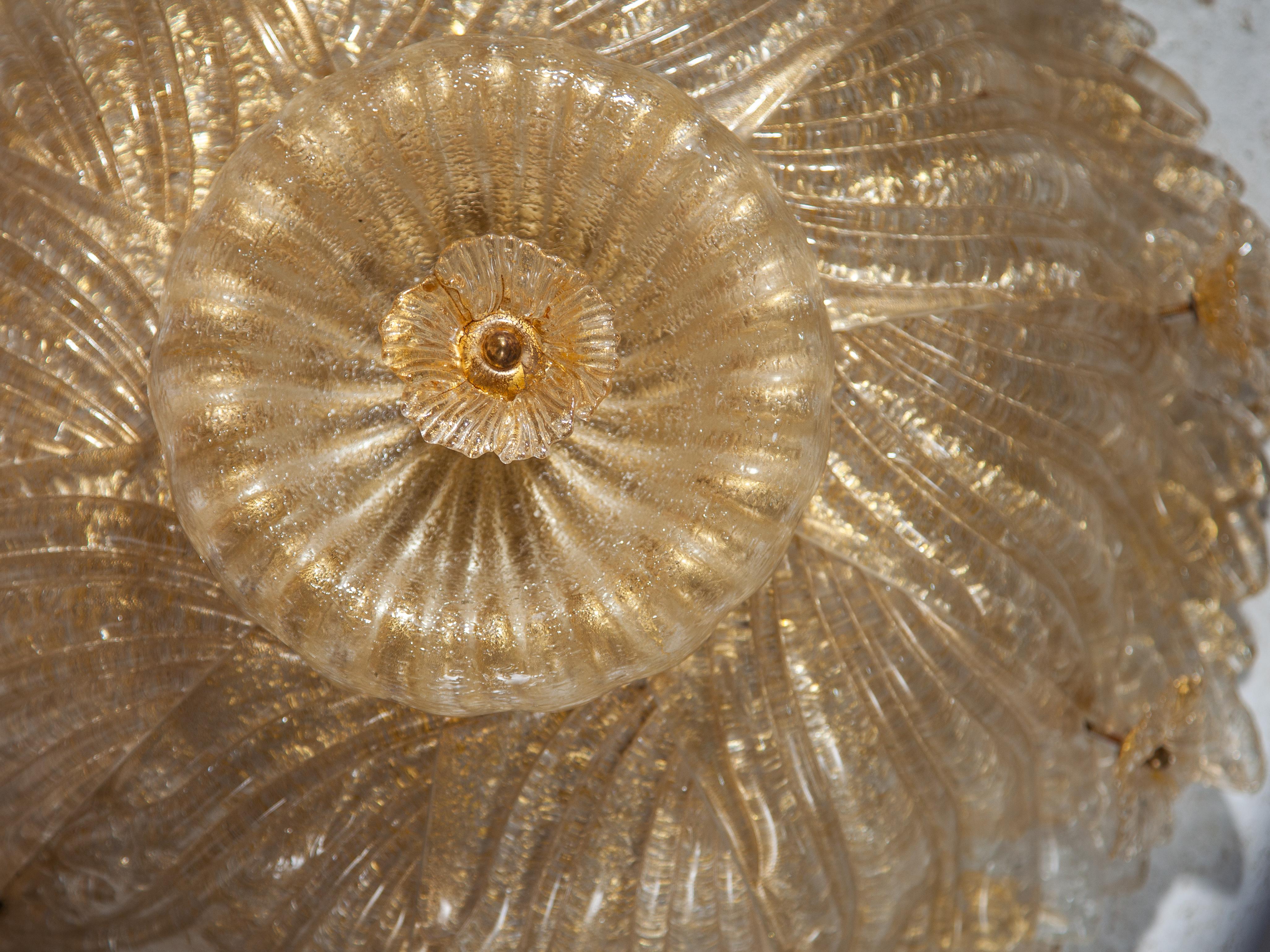 Metà XX secolo Grande lampadario Barovier&Toso in vetro artistico dorato a forma di fiore di Murano in vendita