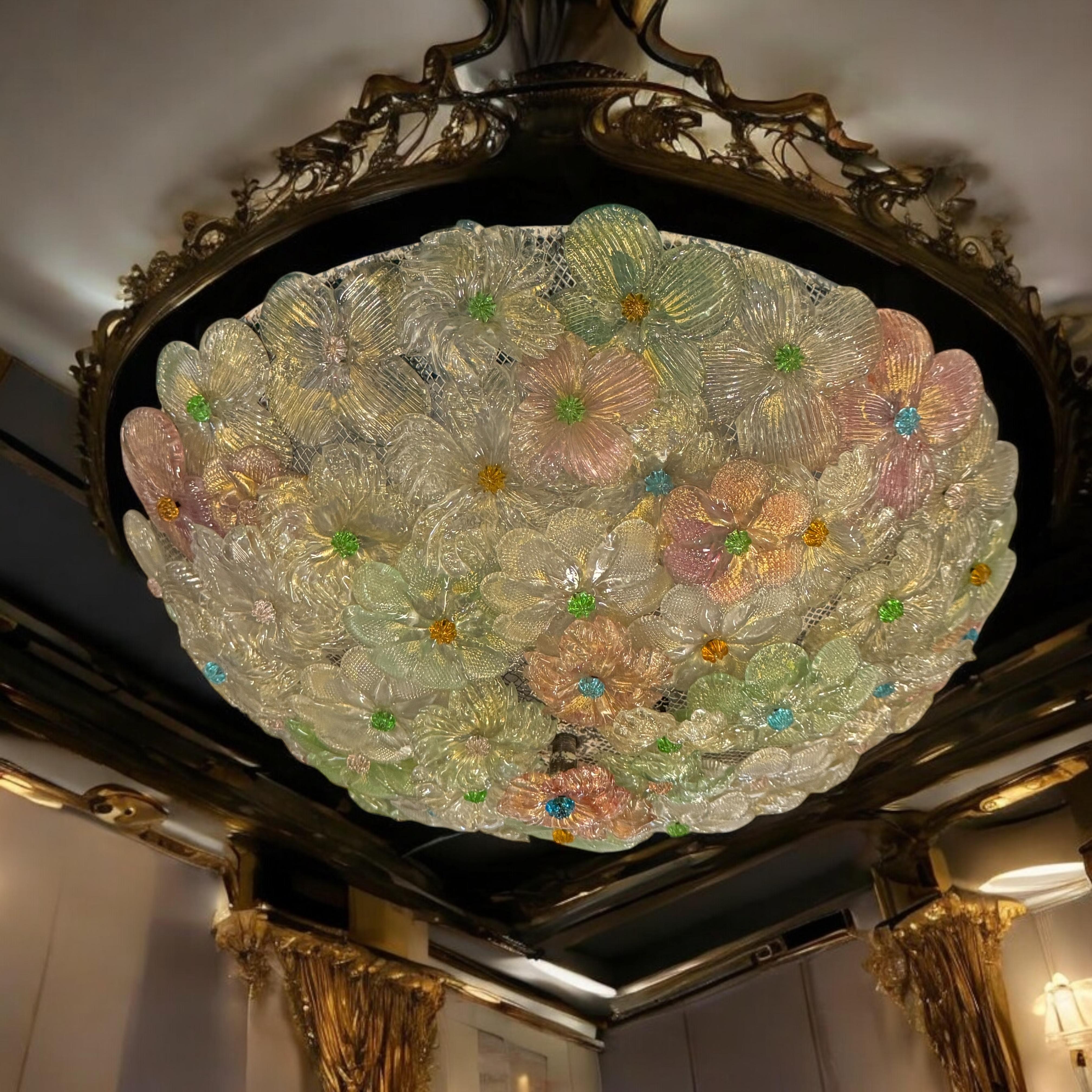 Große Barovier Toso Einbaubeleuchtung aus Muranoglas in Gold und mehrfarbigen Blumen, 1930er Jahre (Italienisch) im Angebot