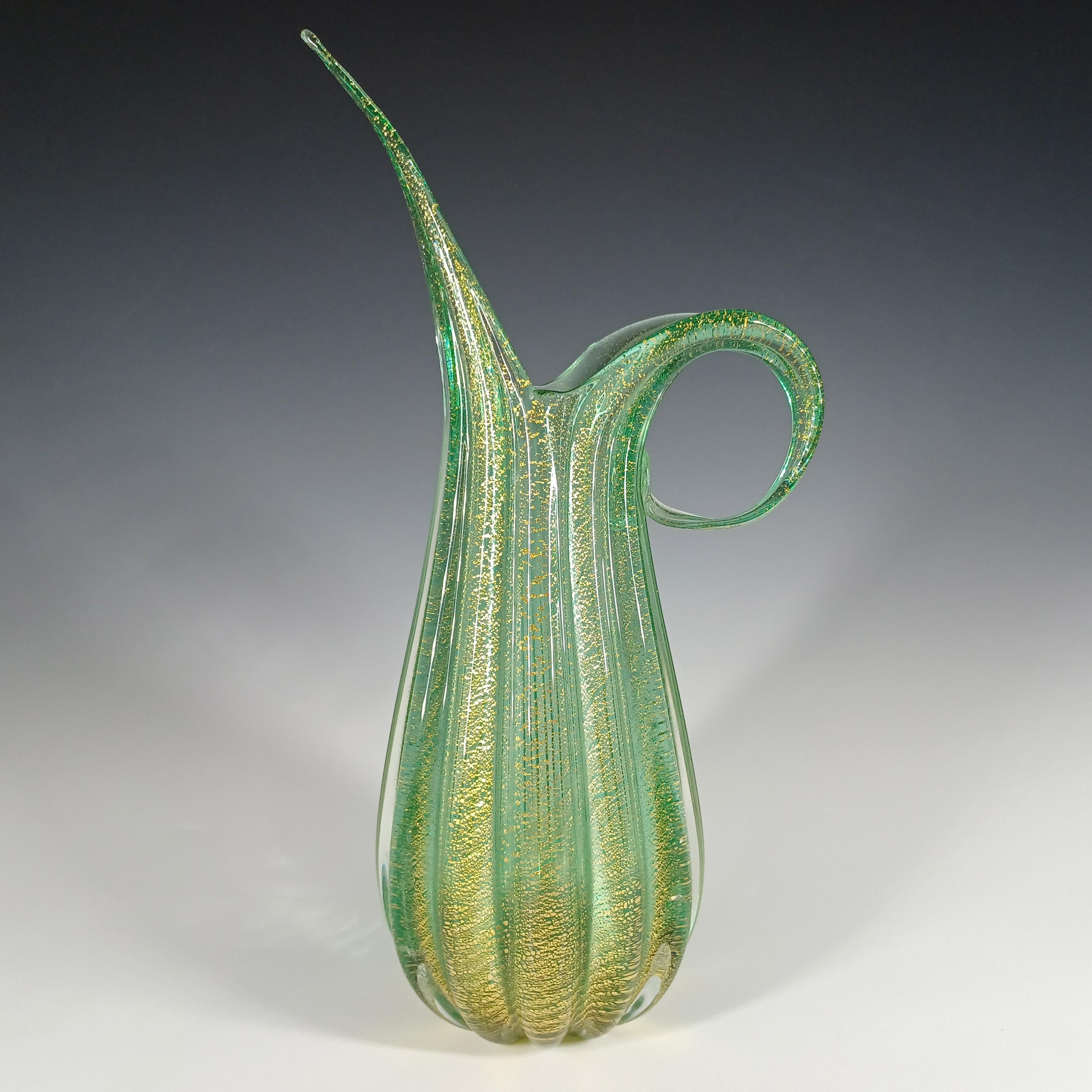 He aquí un maravilloso jarrón grande de cristal veneciano de los años 50/60, fabricado en la isla de Murano, cerca de Venecia, Italia. Esta pieza fue fabricada por Barovier & Toso, dentro de la gama Cordonato d'Oro. Puedes ver piezas muy similares