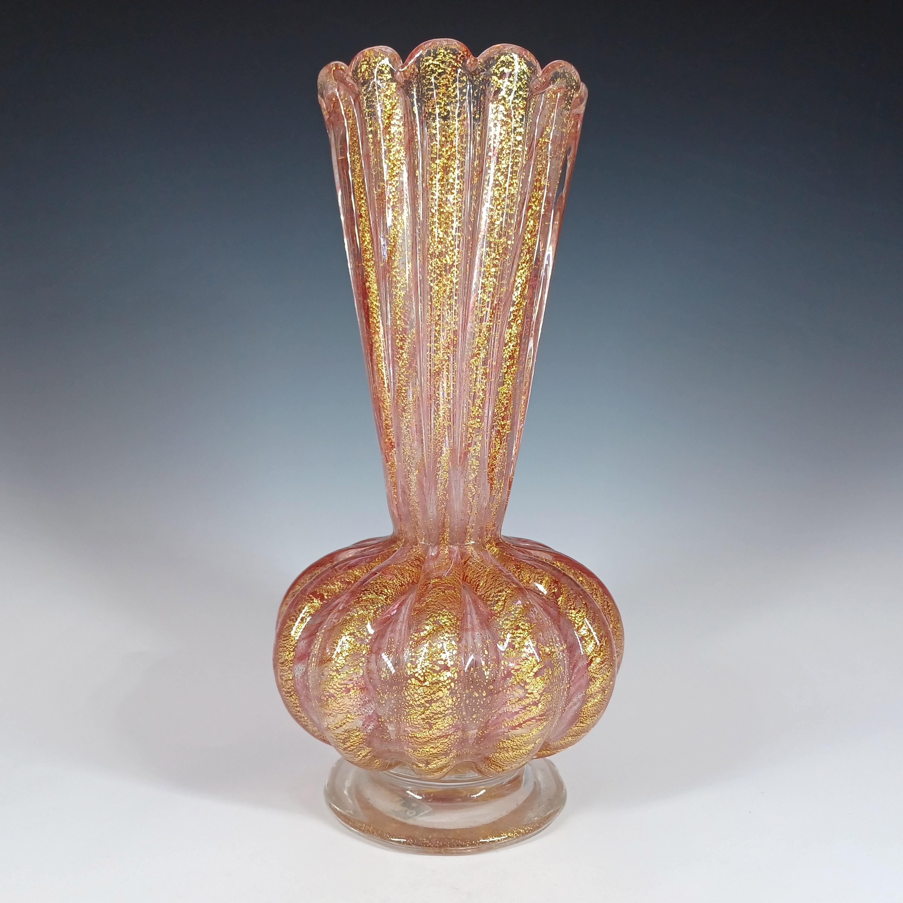 Voici un magnifique vase en verre vénitien des années 1950/60, fabriqué sur l'île de Murano, près de Venise, en Italie. Cette pièce a été fabriquée par Barovier&Toso et fait partie de la gamme Cordonato d'Oro.

Des pièces très similaires sont