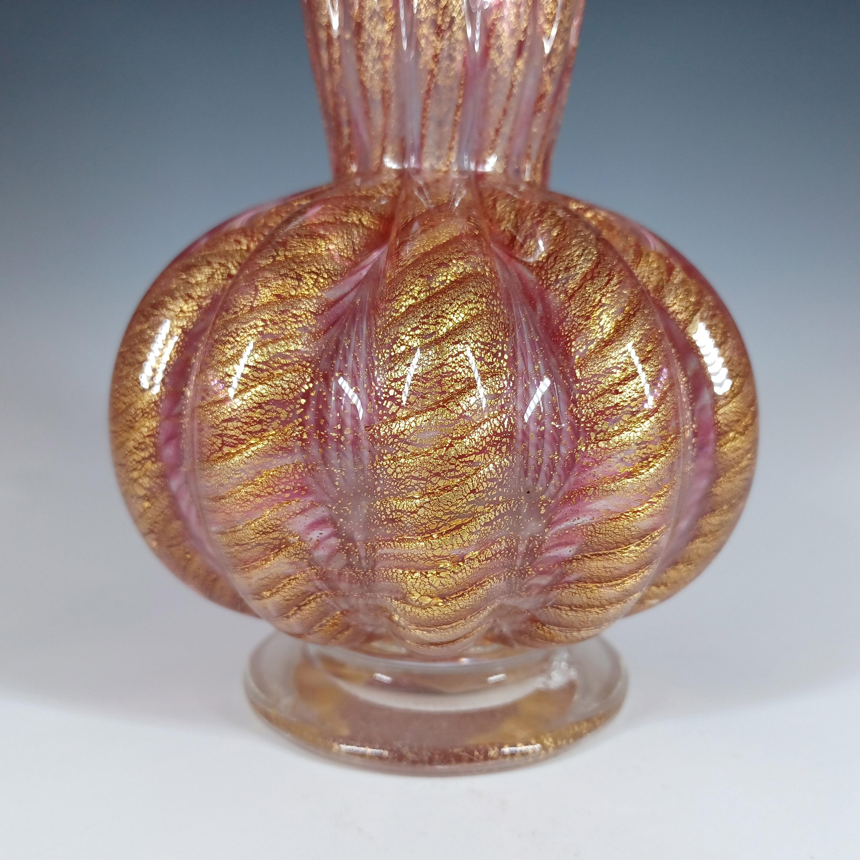 Voici un magnifique vase en verre vénitien des années 1950/60, fabriqué sur l'île de Murano, près de Venise, en Italie. Cette pièce a été fabriquée par Barovier&Toso et fait partie de la gamme Cordonato d'Oro.

Des pièces très similaires sont