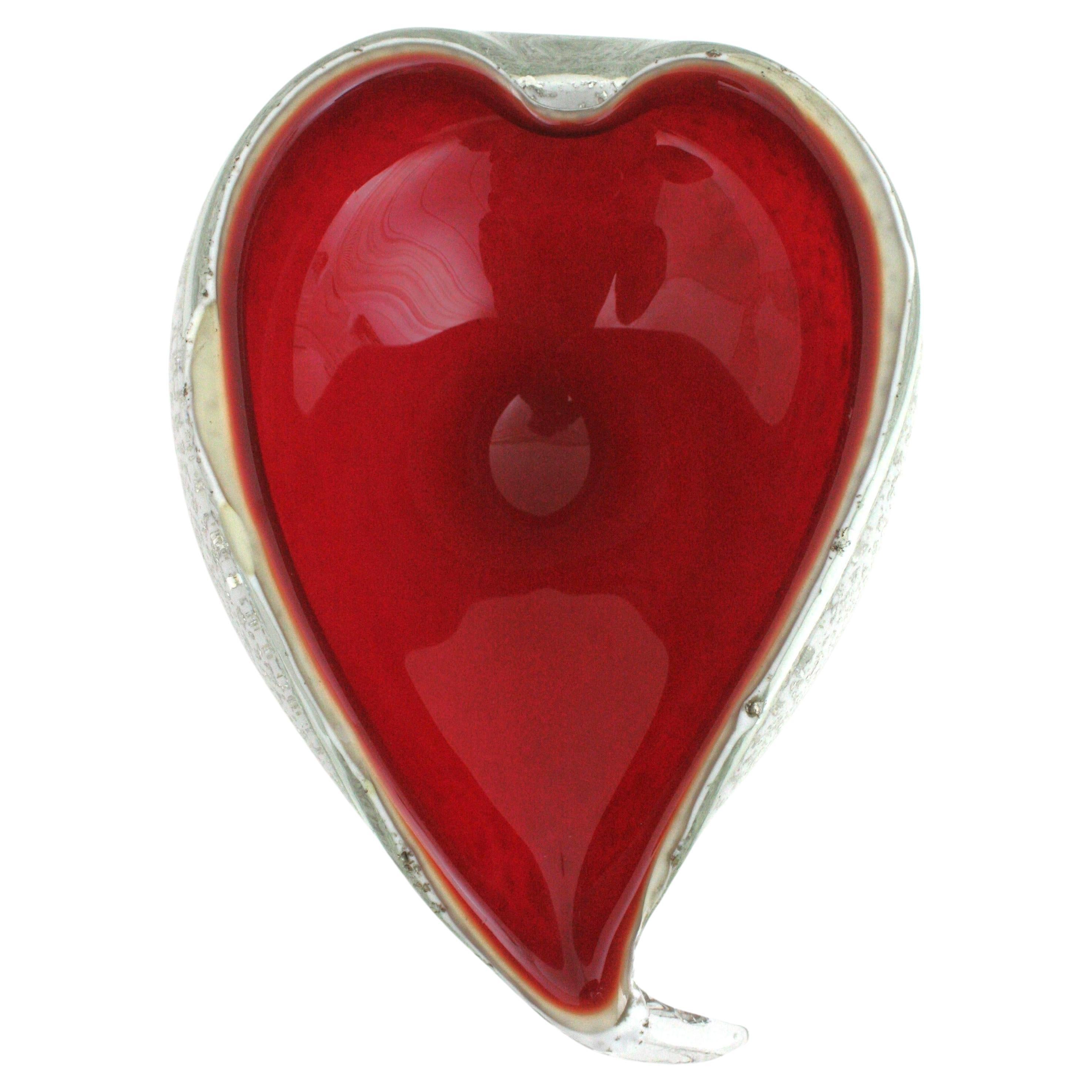 Enorme ciotola a cuore di Murano del Medioevo, in vetro rosso e bianco, con macchie d'argento
Monumentale ciotola a forma di cuore di Murano Glass Sommerso soffiata a mano in vetro rosso e bianco con inclusioni di macchie d'argento. Attribuito
