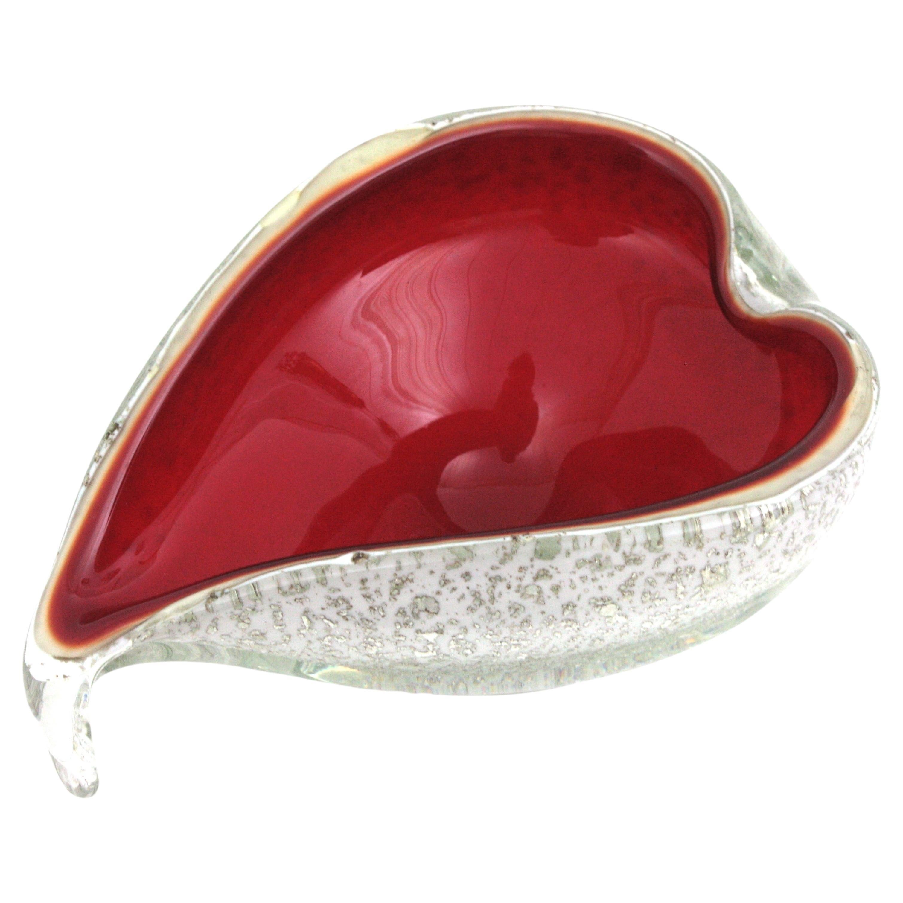 Mid-Century moderno Grande ciotola in vetro artistico a forma di cuore Barovier&Toso Murano Red White Silver Flecks in vendita