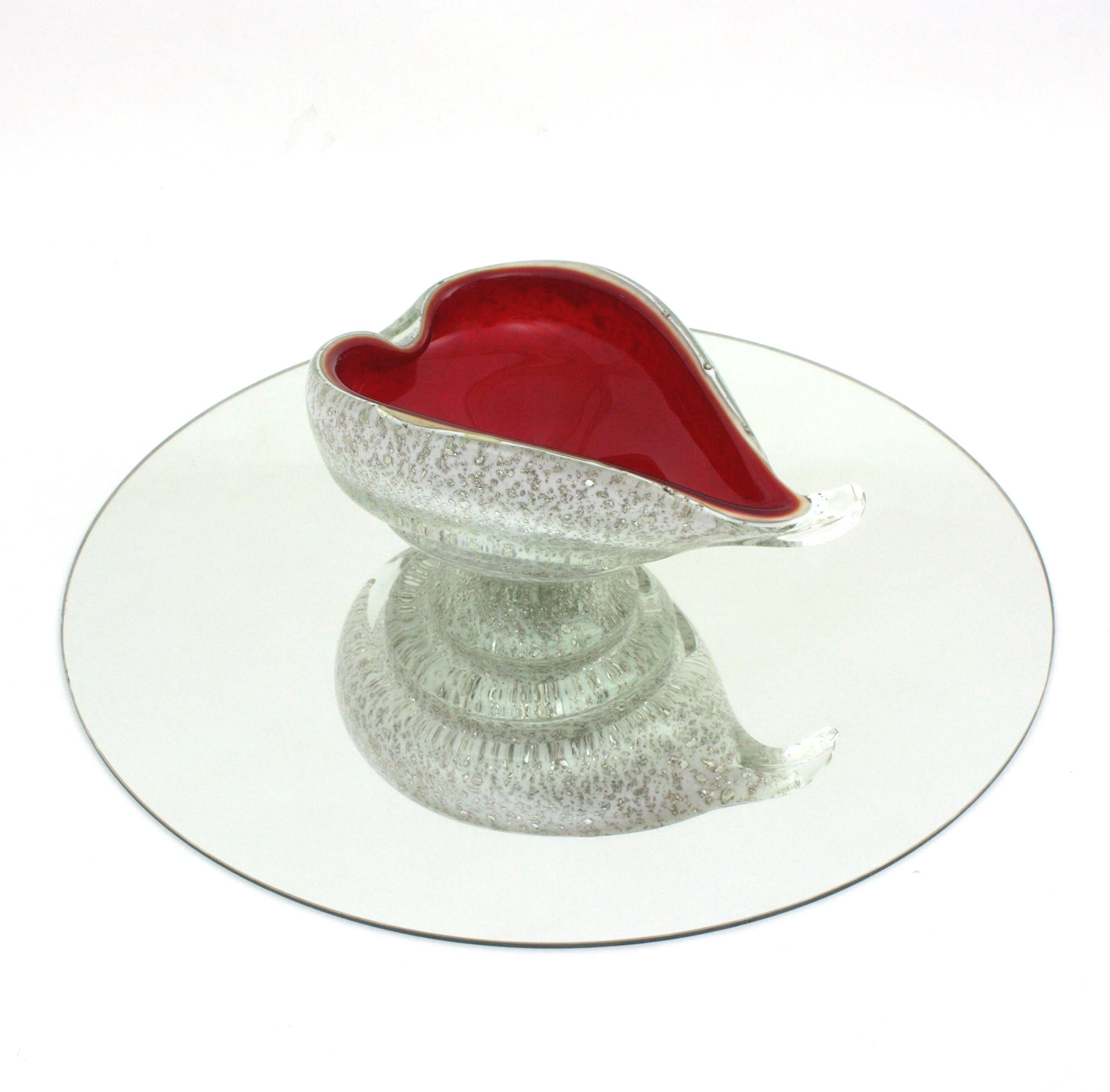Italiano Grande ciotola in vetro artistico a forma di cuore Barovier&Toso Murano Red White Silver Flecks in vendita