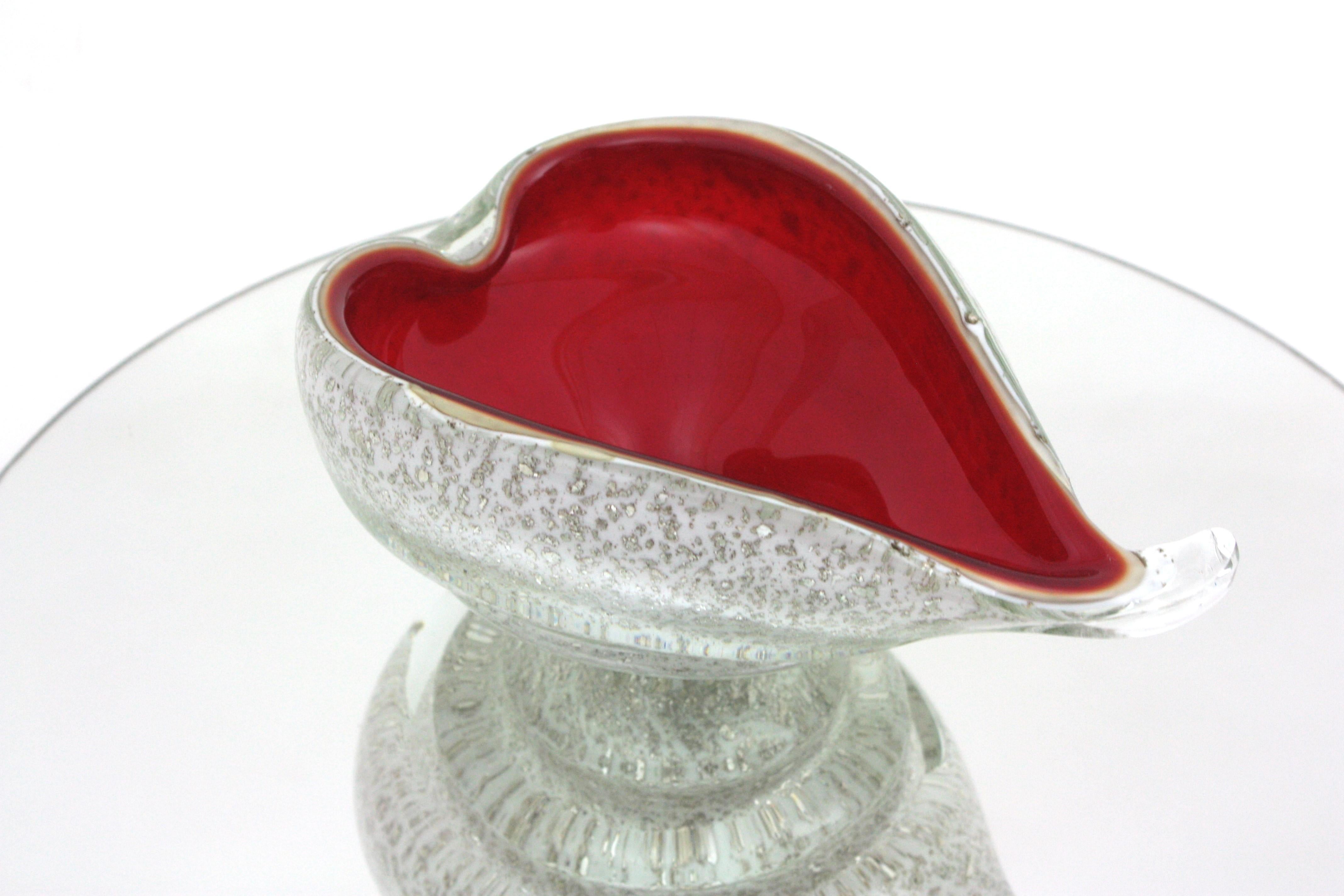 Grande ciotola in vetro artistico a forma di cuore Barovier&Toso Murano Red White Silver Flecks In condizioni buone in vendita a Barcelona, ES