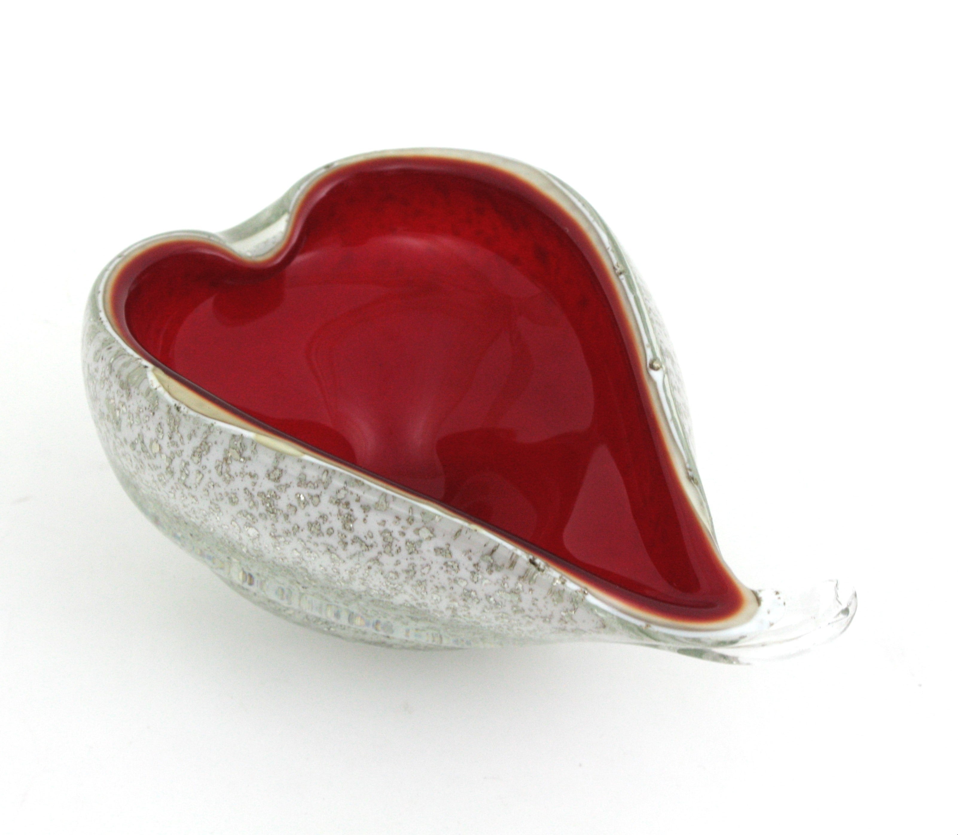 XX secolo Grande ciotola in vetro artistico a forma di cuore Barovier&Toso Murano Red White Silver Flecks in vendita