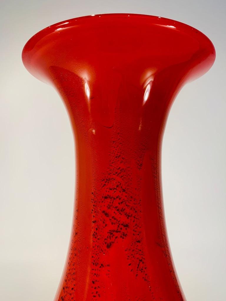 International Style Large Barovier&Toso Murano vase circa 1950 coral and black. For Sale