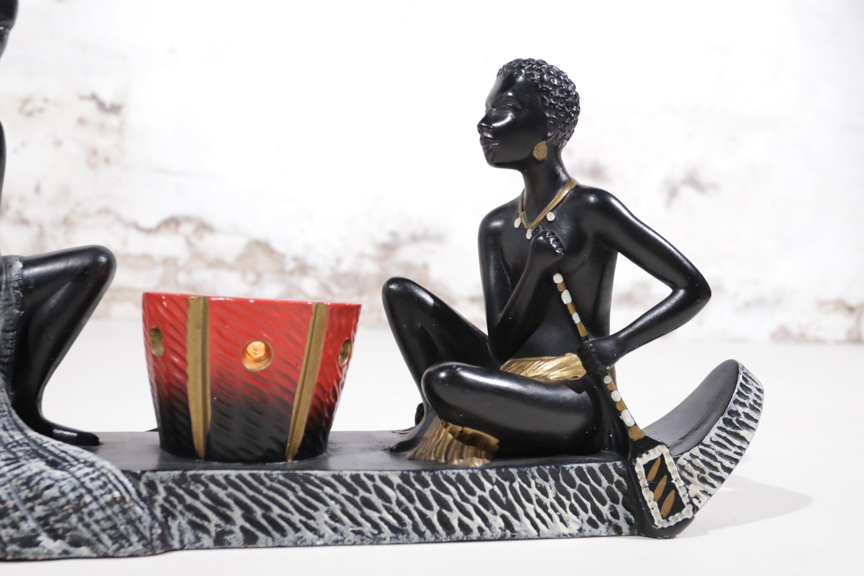 Milieu du XXe siècle Grande époque du Duron de Barsony. Lampe de table, couples africains ethniques en canoë, années 50 en vente