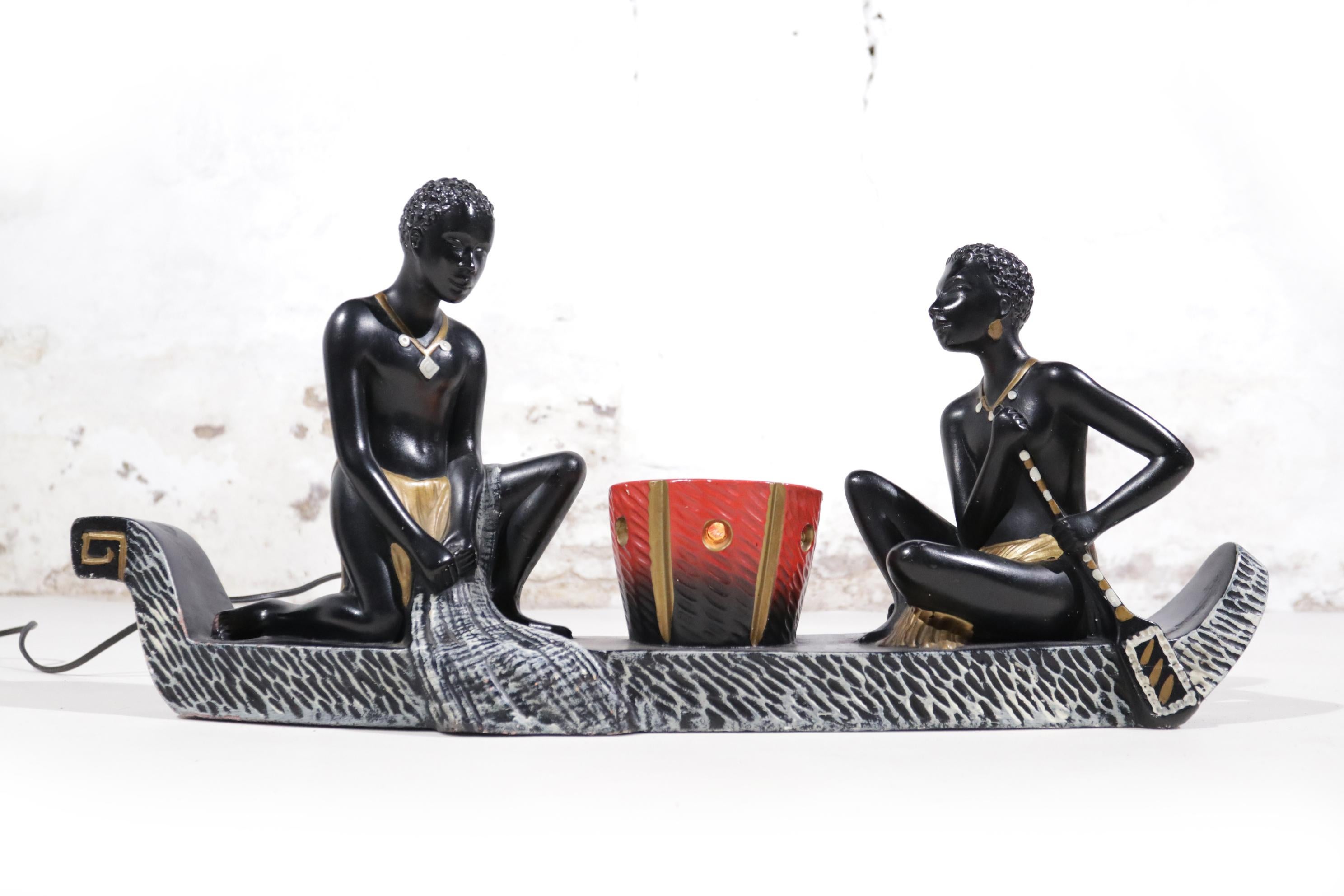 Große Barsony Duron-Ära. Tischlampe, Ethnic African Couple in Kanus, 50er-Jahre (Gips) im Angebot