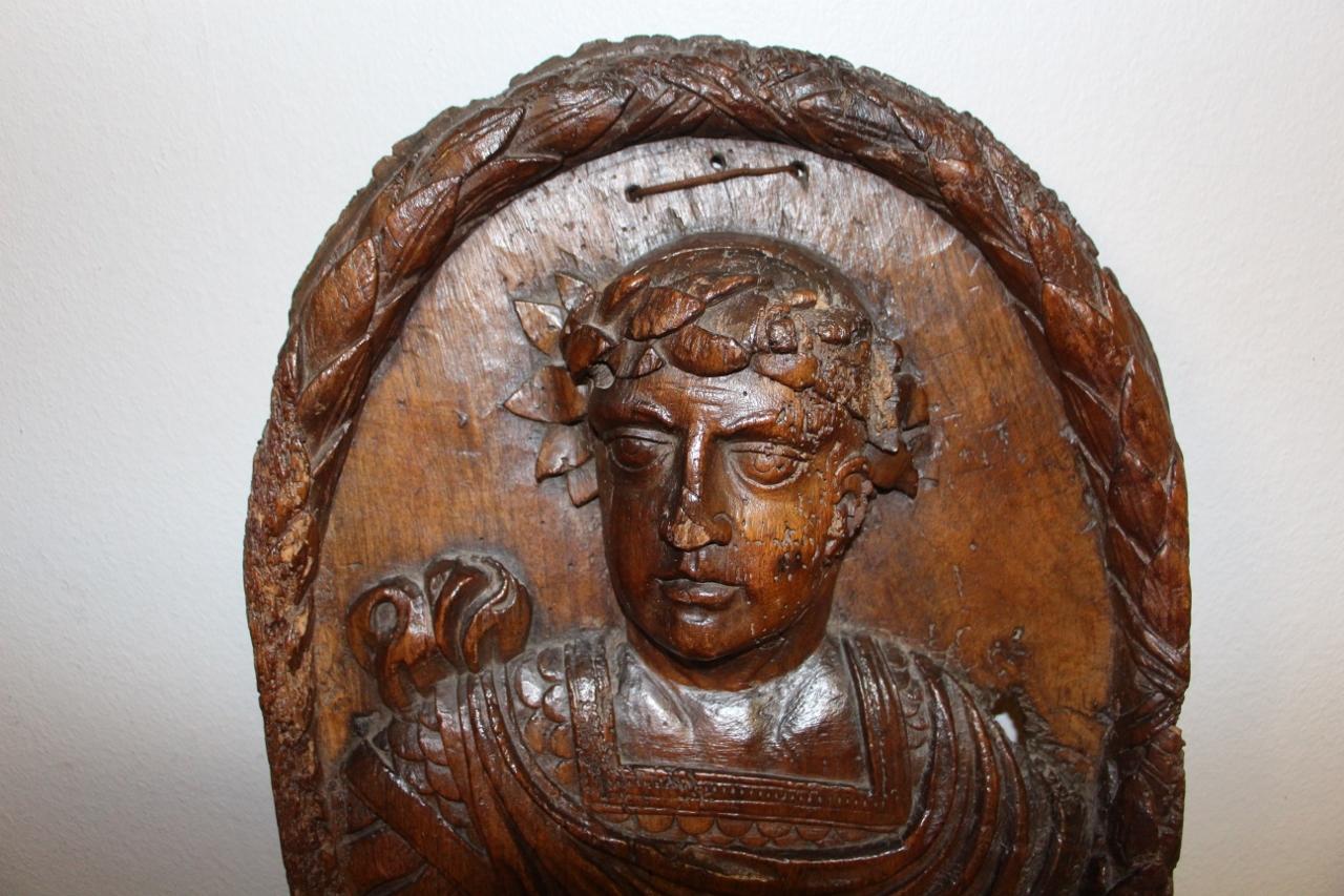 Panel of 17th century in carved walnut, small lack above the left shoulder of the emperor figured by three quarter face and the break at the level of the nose in good condition for its age.