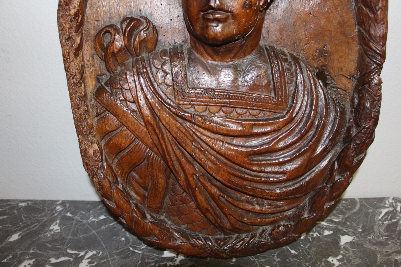 Large Bas Relief in Carved Walnut from The 17th Representing a Roman Emperor In Fair Condition In charmes, FR
