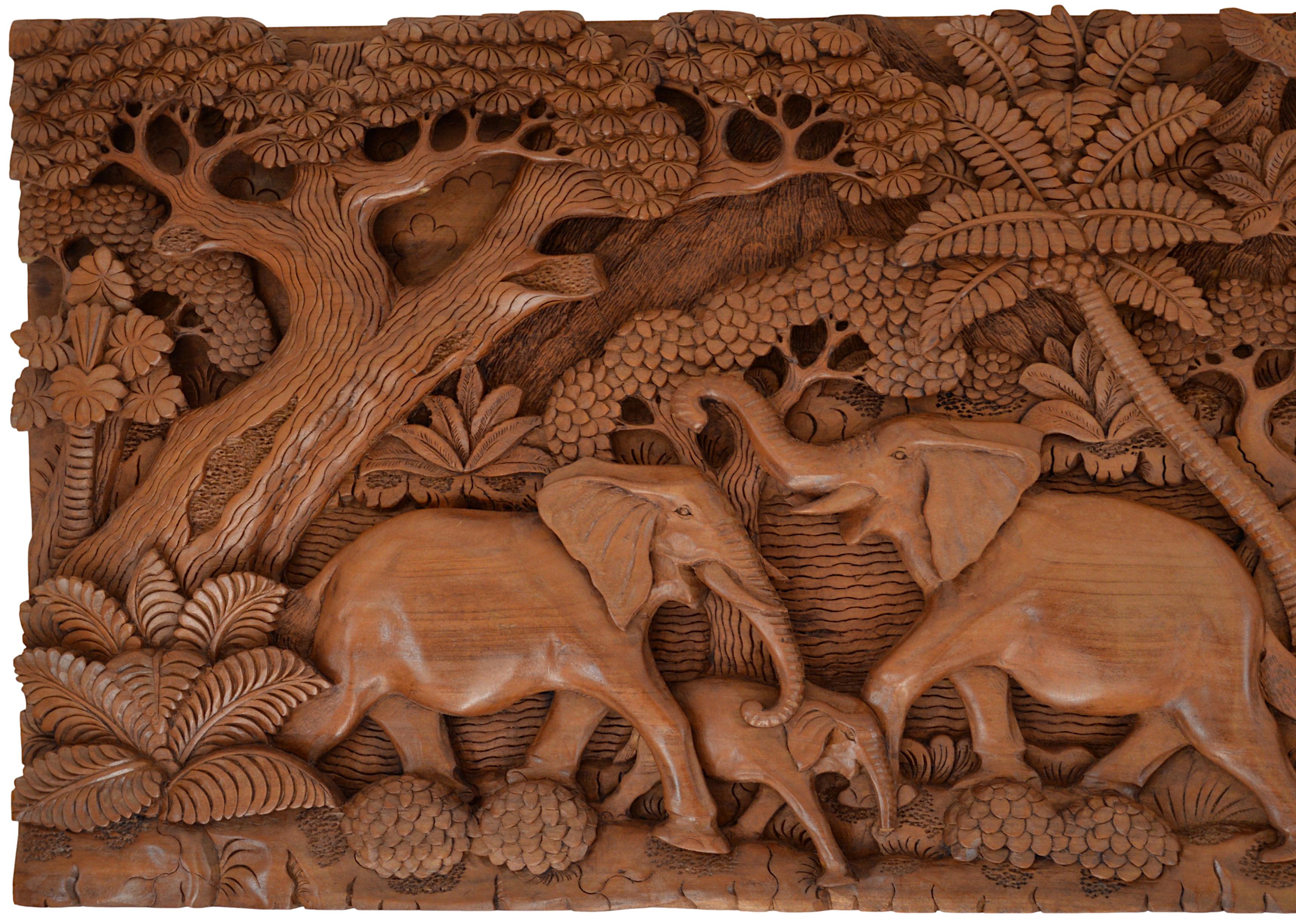Grande scultura da parete in bassorilievo in legno intagliato, anni '50-'60. Questa suggestiva scultura in bassorilievo è realizzata in legno, con una composizione dinamica che emana eleganza e raffinatezza. I suoi intricati intagli mostrano la