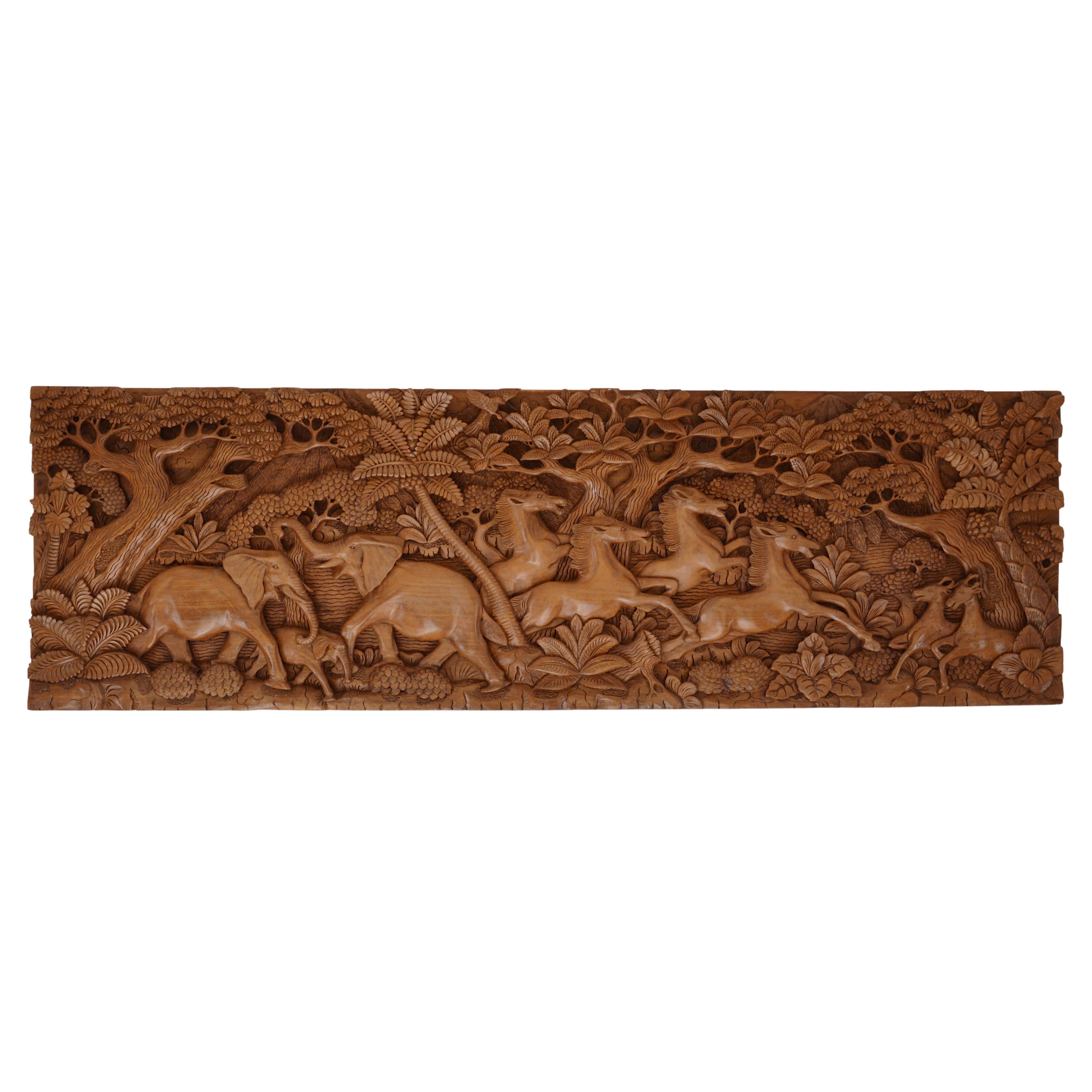 Grand bas-relief avec animaux exotiques et forêt, années 1950-1960 en vente