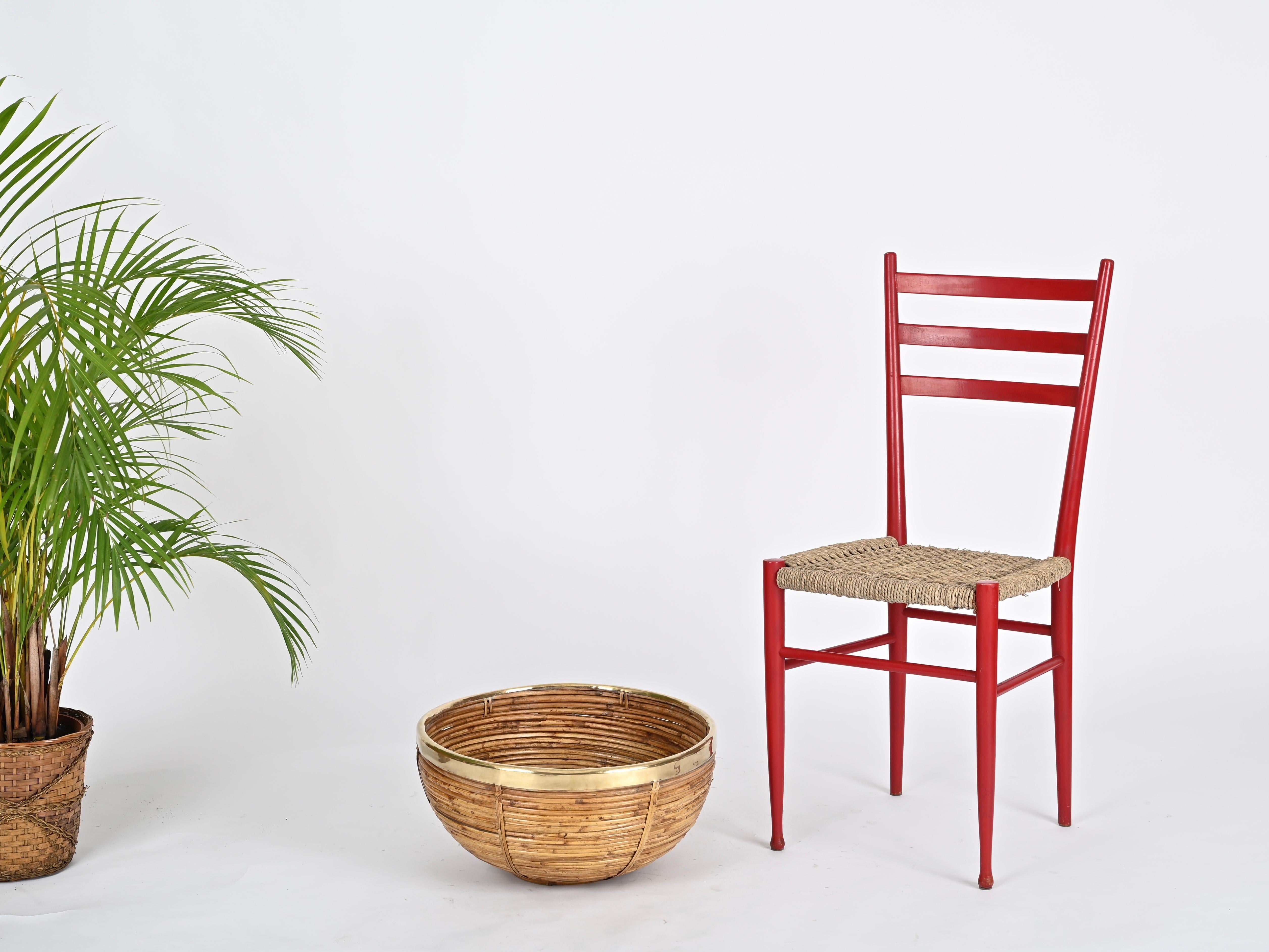 Superbe grand panier décoratif entièrement réalisé en rotin courbé, osier et laiton. Ce charmant objet décoratif a été produit en Italie dans les années 1970 par Vivai del Sud.

Dans des conditions étonnantes et avec une merveilleuse couleur miel.