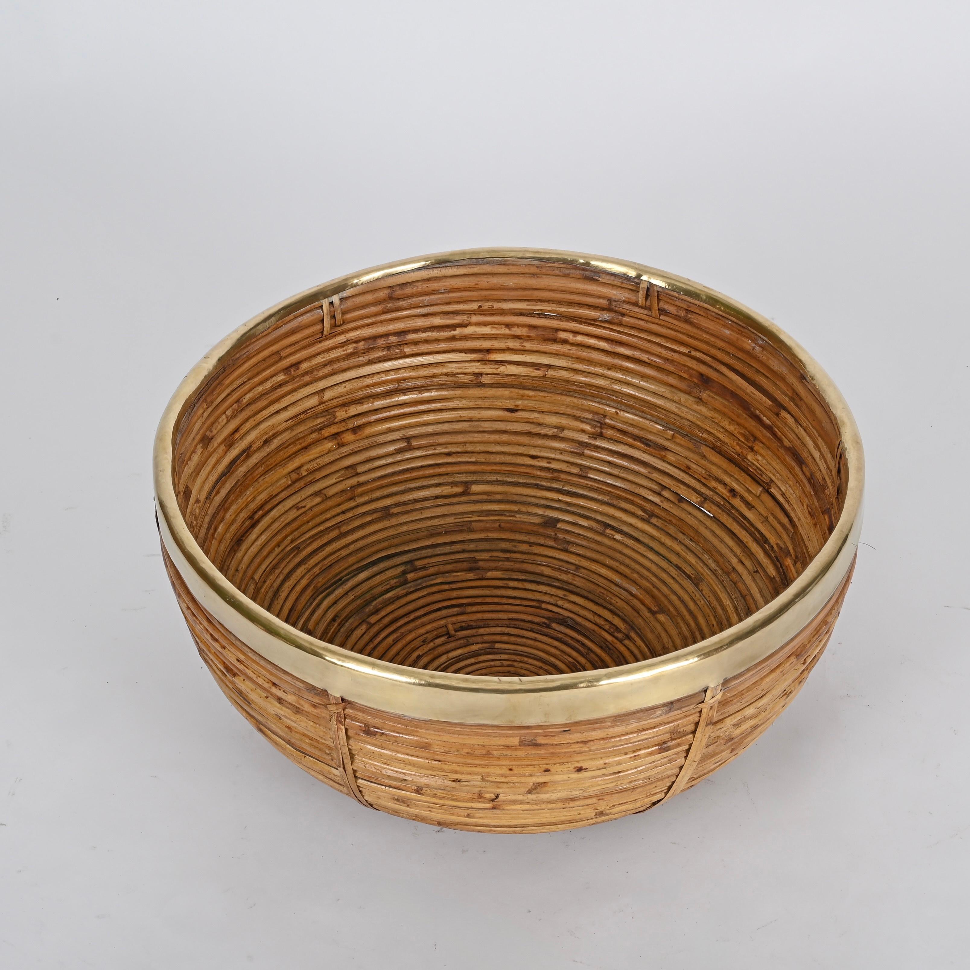 italien Grand panier incurvé en rotin, laiton et osier de Vivai del Sud, Italie, années 1970 en vente
