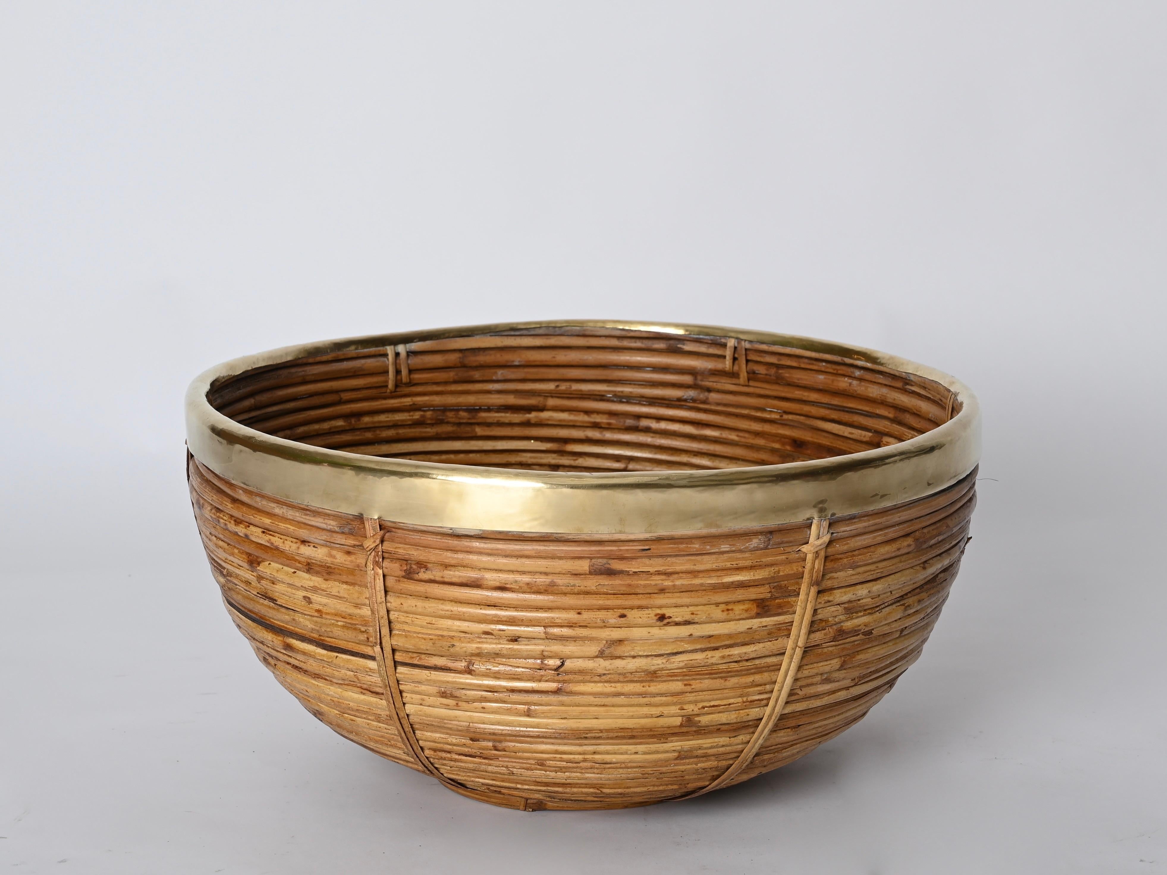 Grand panier incurvé en rotin, laiton et osier de Vivai del Sud, Italie, années 1970 Bon état - En vente à Roma, IT