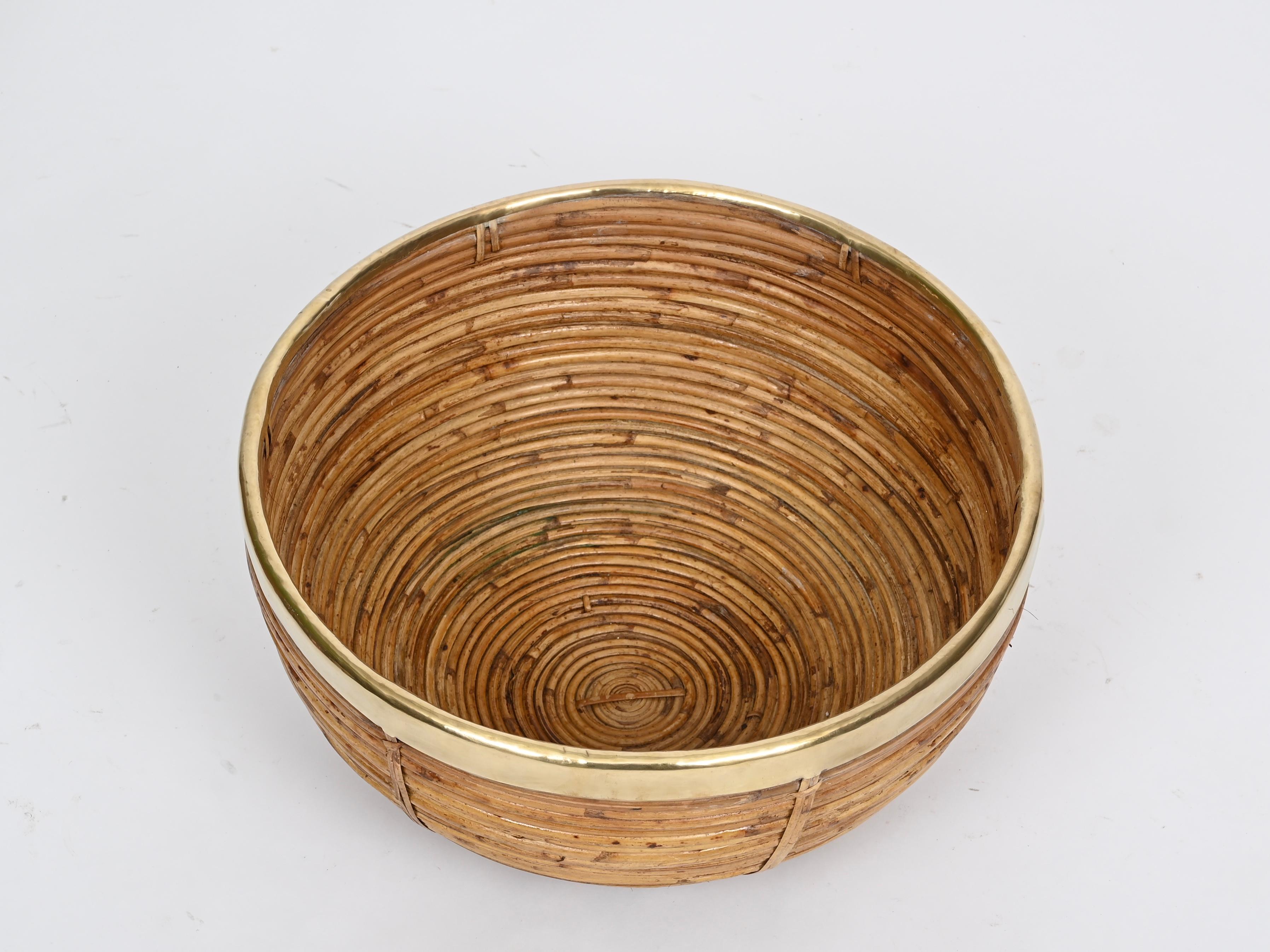 Métal Grand panier incurvé en rotin, laiton et osier de Vivai del Sud, Italie, années 1970 en vente