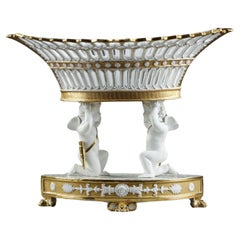 Grand panier en porcelaine de Paris reposant sur deux cupidons