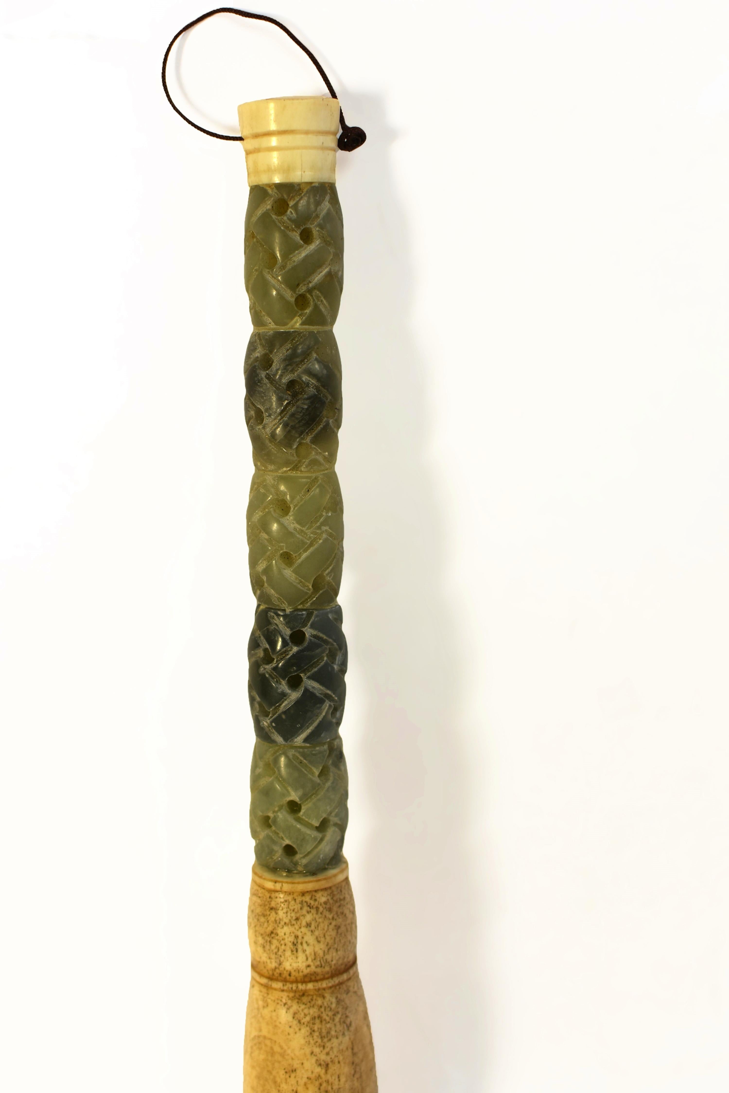Un grand pinceau de 14 pouces avec des perles de jade sculptées à la main en forme de panier. Jade naturel dans différentes nuances de vert allant du plus clair au plus foncé. Virole en os et crin de cheval. Une merveilleuse pièce de collection pour