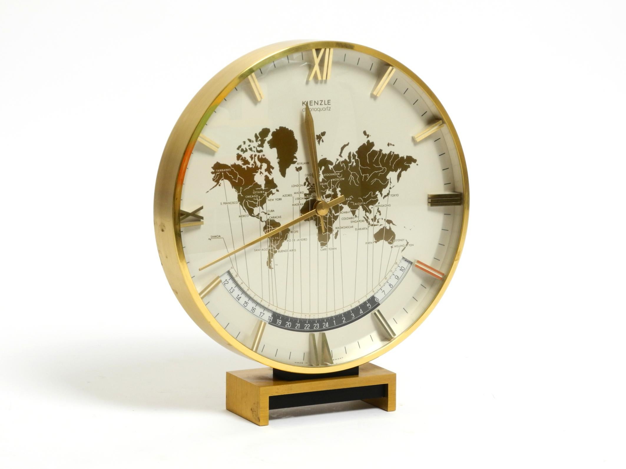 Rare large heavy brass world time clock by Kienzle Chronoquartz.
Designed by Heinrich Johannes Möller. Made in Germany.
Kienzle is the oldest clock company in Germany.
It was founded in 1822 by Johannes Schlenker in Schwenningen.
This model with the