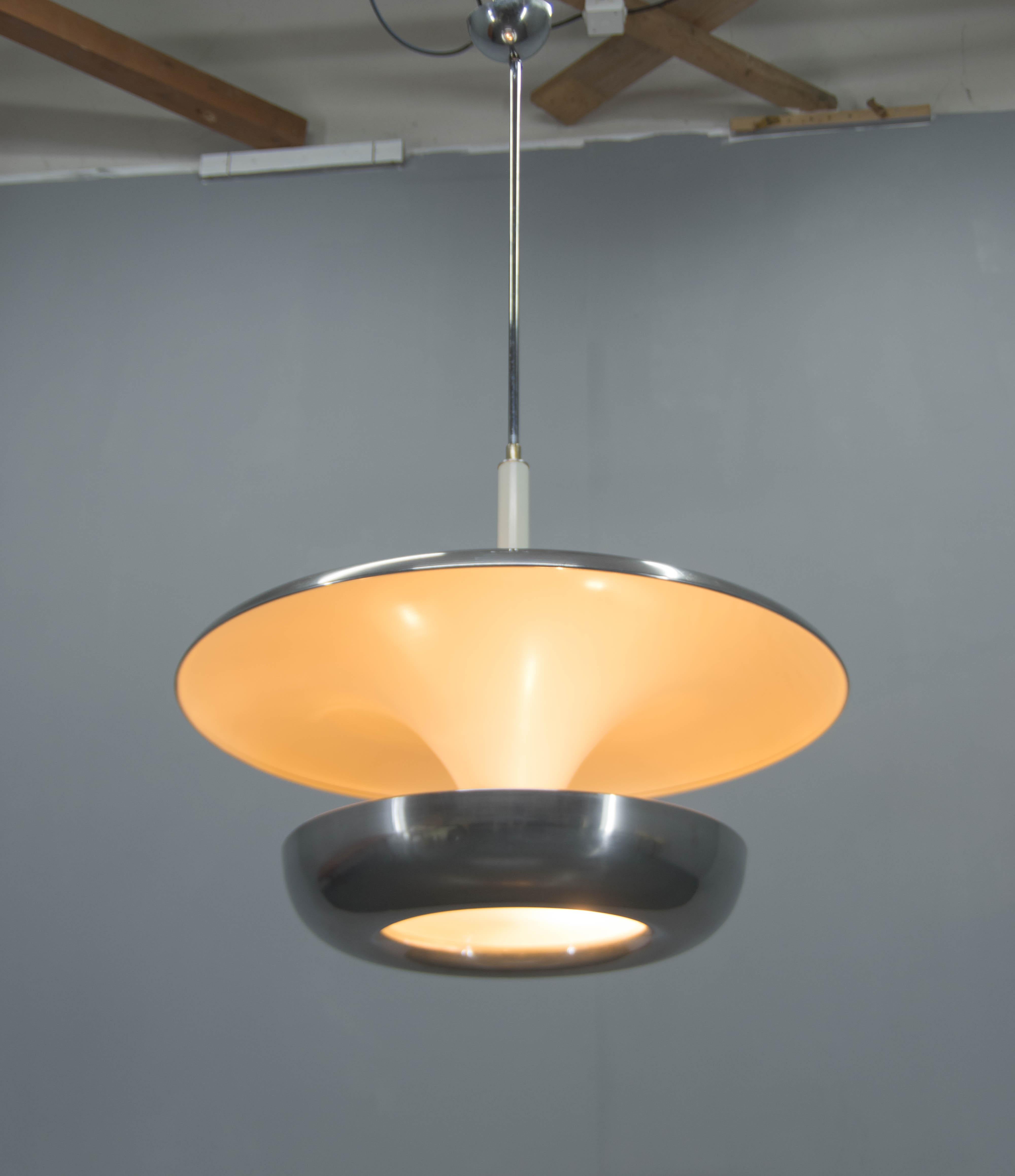 Rarísima lámpara de araña XXL Bauhaus fabricada por la empresa IAS. La versión más grande de su clase de los años 20. ¡Una pieza muy llamativa!
El artículo fue cuidadosamente restaurado. La pantalla de aluminio estaba pulida. Cristal arenado en la