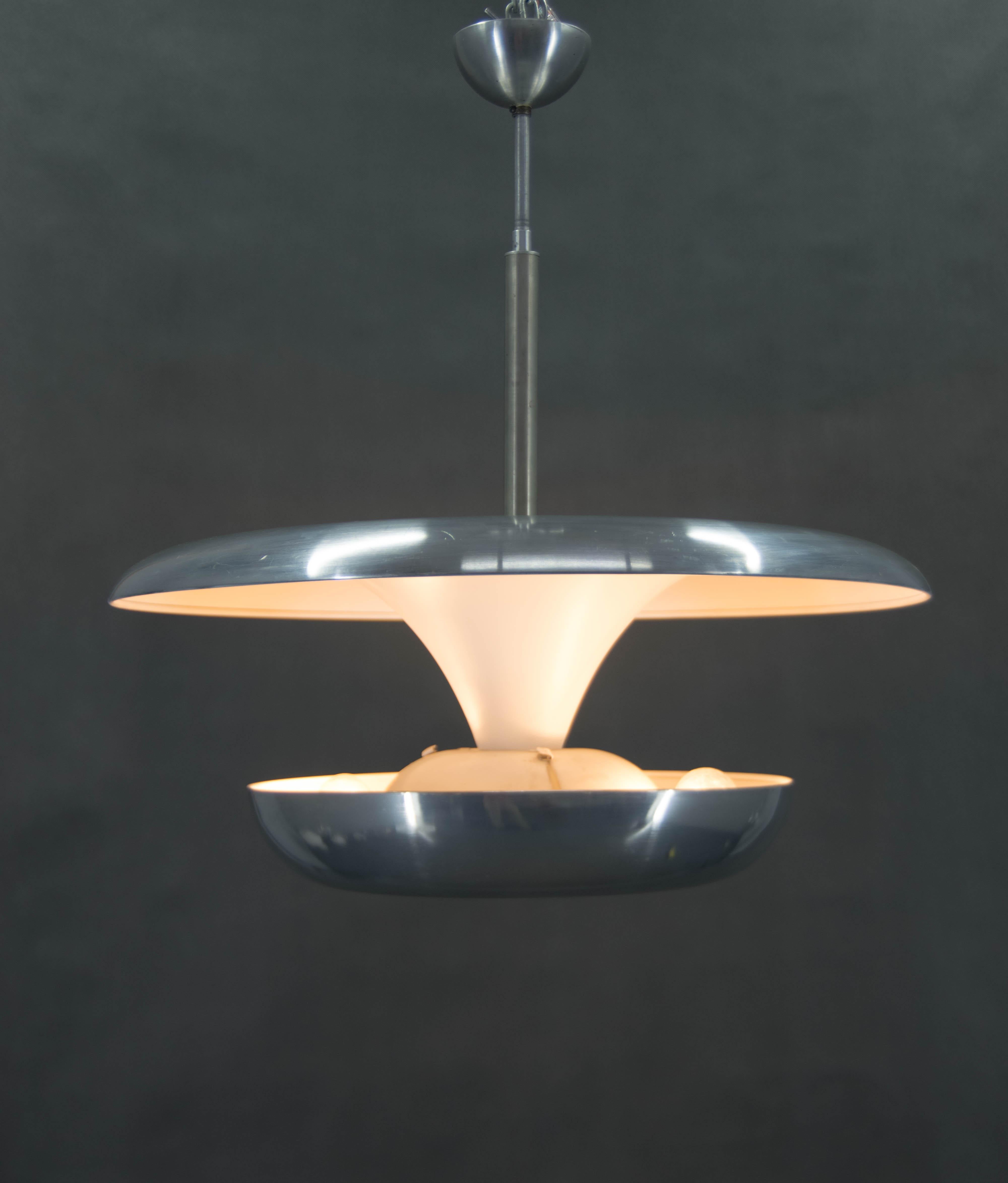 Raro lampadario Bauhaus XXL realizzato dall'azienda IAS. La versione più grande del suo genere risale agli anni '20. Un pezzo molto accattivante!
L'articolo è in condizioni molto ben conservate. Il paralume in alluminio è stato lucidato. Nuova