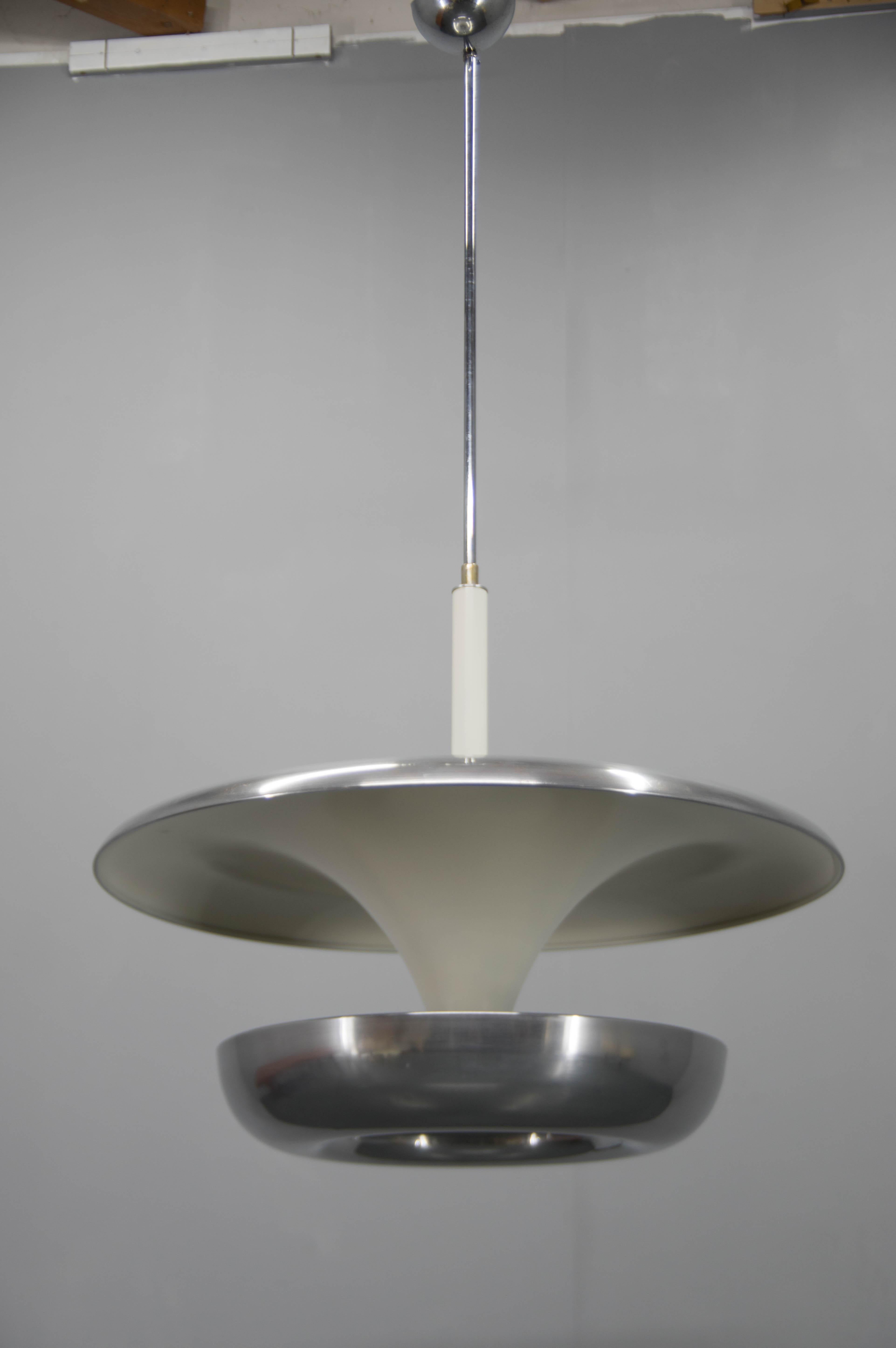 Sehr seltener XXL Bauhaus-Kronleuchter von der Firma IAS. Die größte Version ihrer Art aus den 1920er Jahren. Sehr auffälliges Stück!
Der Gegenstand wurde sorgfältig restauriert. Der aus Aluminium gefertigte Schirm wurde poliert. Sandgestrahltes