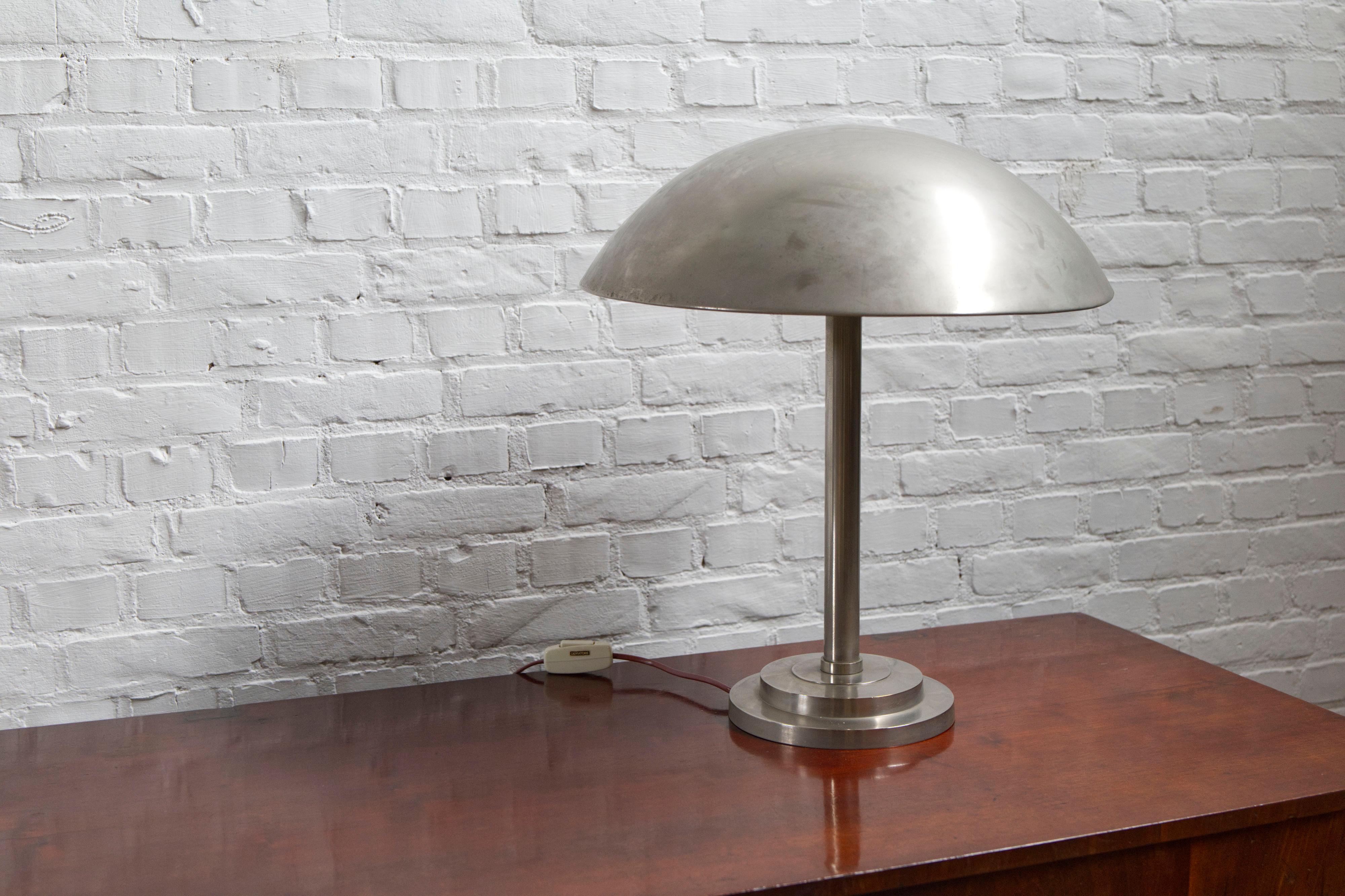 Grande lampada da tavolo Bauhaus nichelata, Germania anni '20

Questa grande lampada da tavolo Bauhaus degli anni '20 incarna l'eleganza minimalista e i principi di design funzionale che definiscono il movimento Bauhaus. Caratterizzata da linee