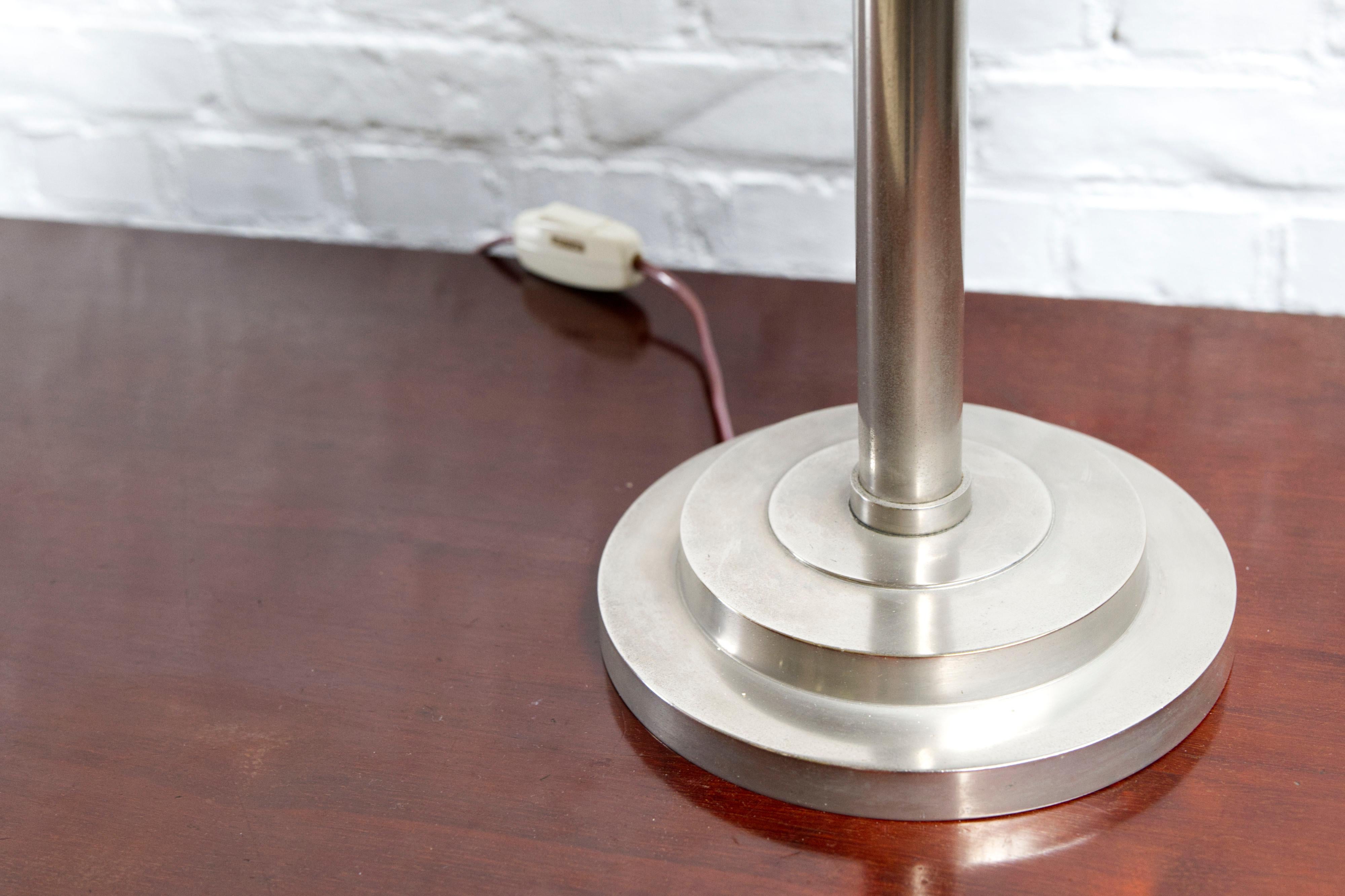 Placcato Grande lampada da tavolo Bauhaus nichelata, anni '20 in vendita