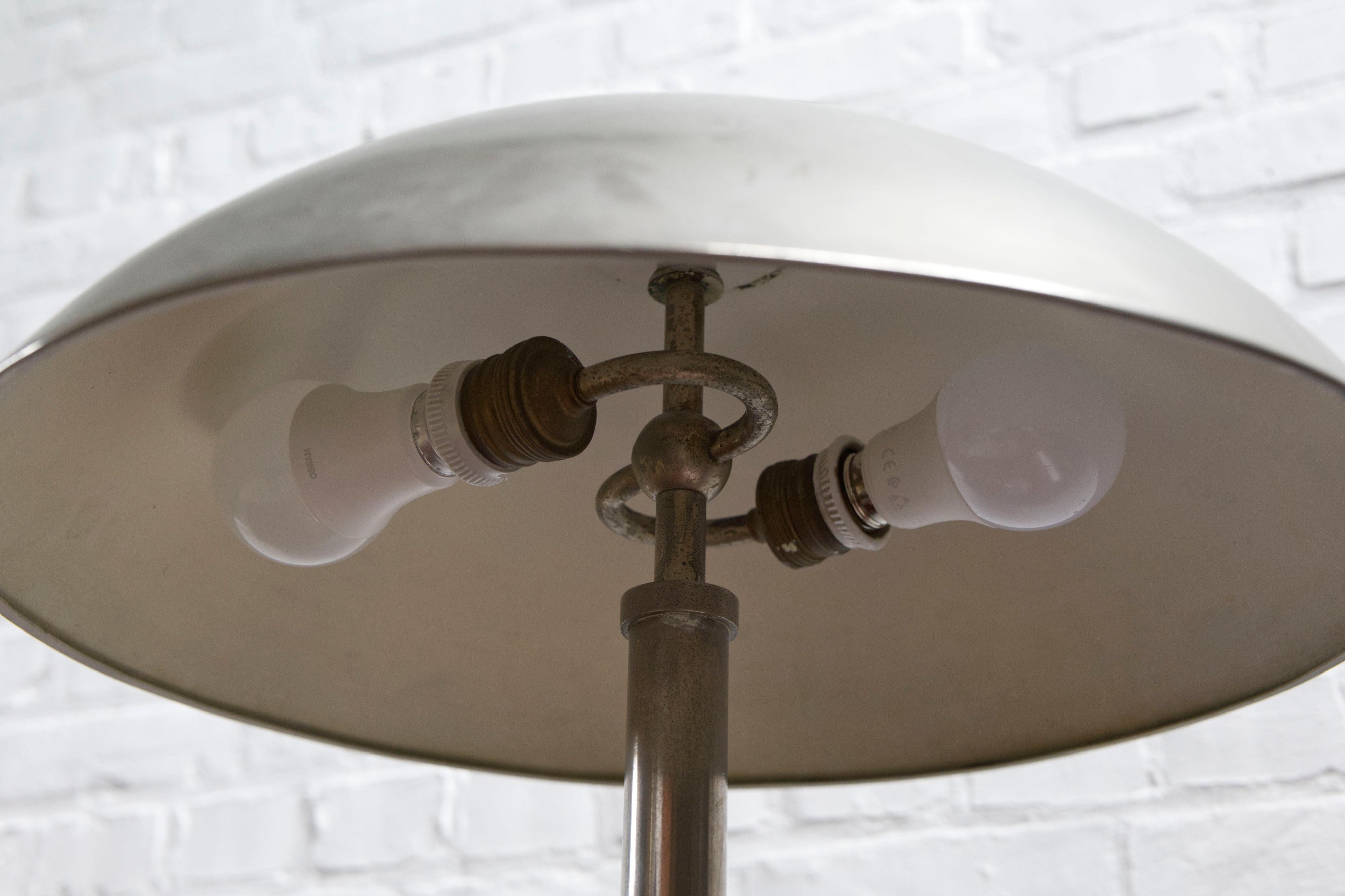 Grande lampada da tavolo Bauhaus nichelata, anni '20 In condizioni buone in vendita a Balen, BE