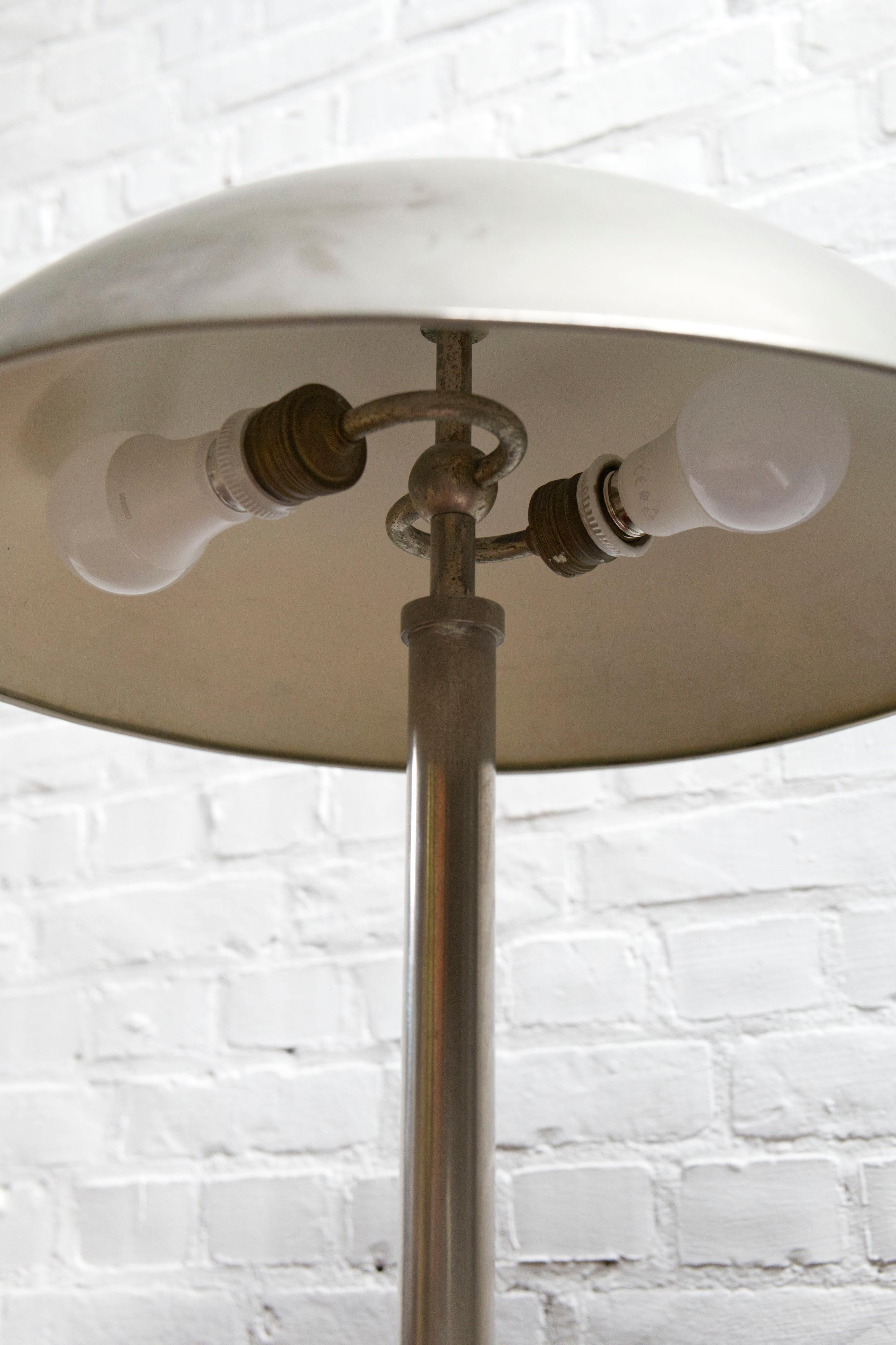 Inizio XX secolo Grande lampada da tavolo Bauhaus nichelata, anni '20 in vendita