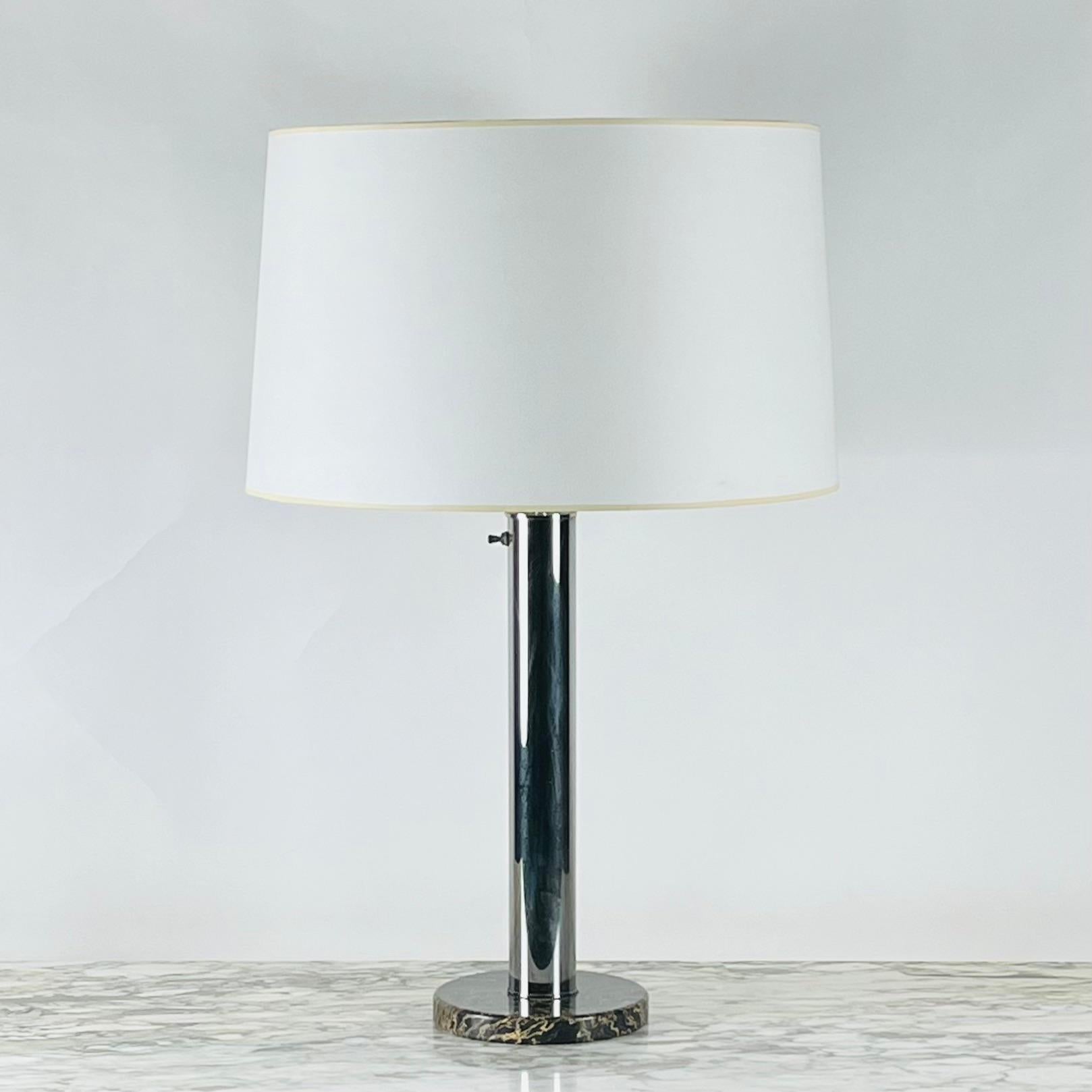 Schicke Tisch- oder Schreibtischlampe im Bauhaus- oder Art-Déco-Stil aus Chrom und Marmor mit individuellem Schirm aus Manilapapier.

4-Wege-Schalter (beide Glühbirnen an - eine an / eine aus - eine aus / eine an - beide aus).

Die angegebenen Maße