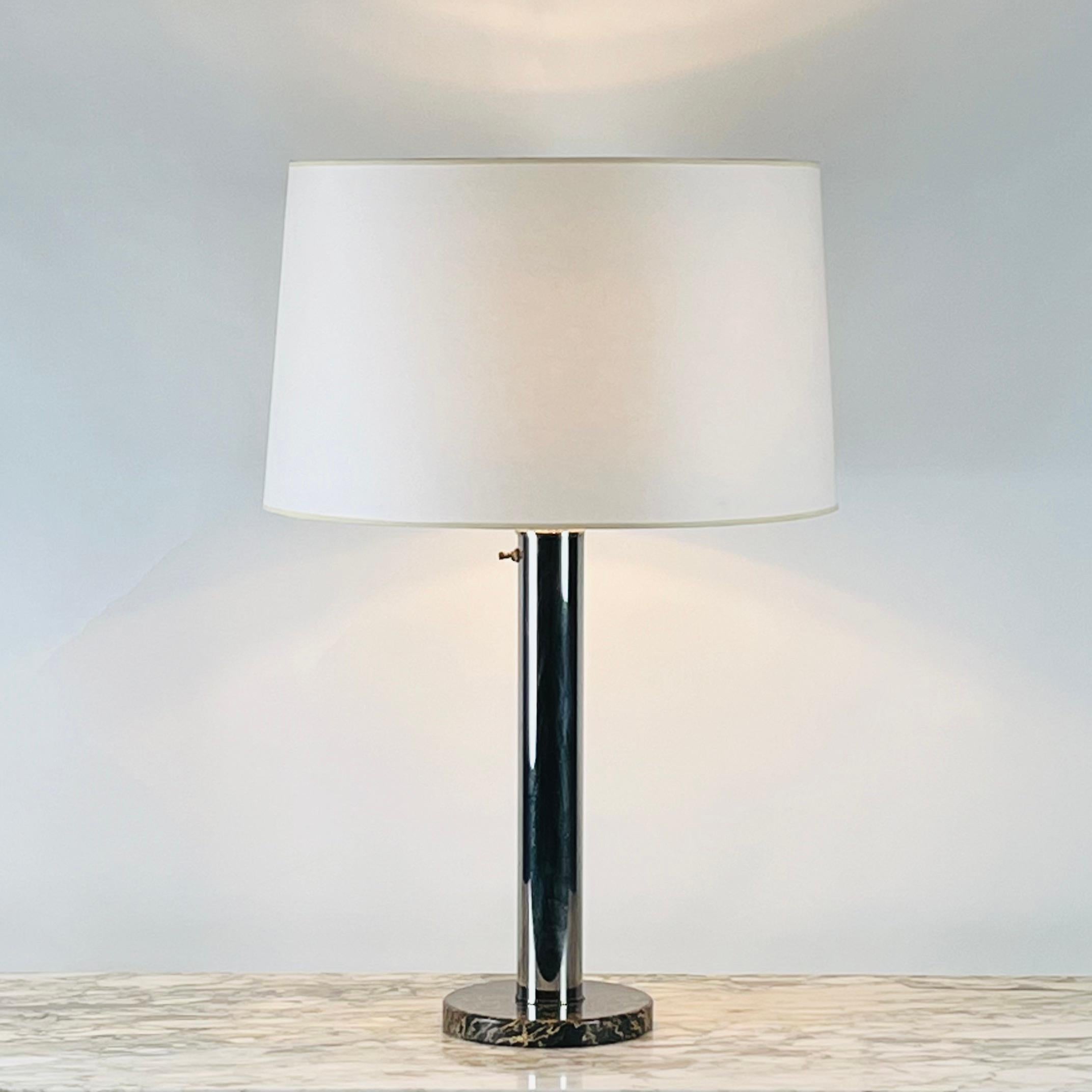 Große Tisch- oder Schreibtischlampe aus Chrom und Marmor im Bauhaus- oder Art-déco-Stil (Moderne) im Angebot