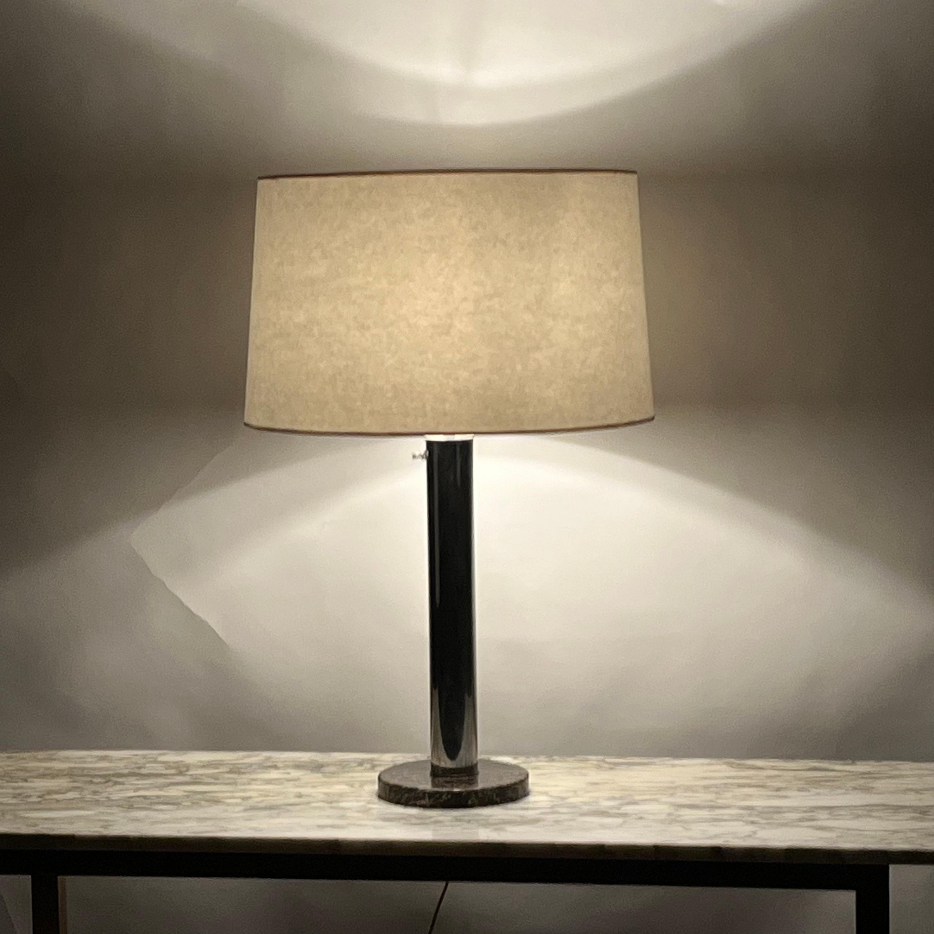 Große Tisch- oder Schreibtischlampe aus Chrom und Marmor im Bauhaus- oder Art-déco-Stil (Poliert) im Angebot