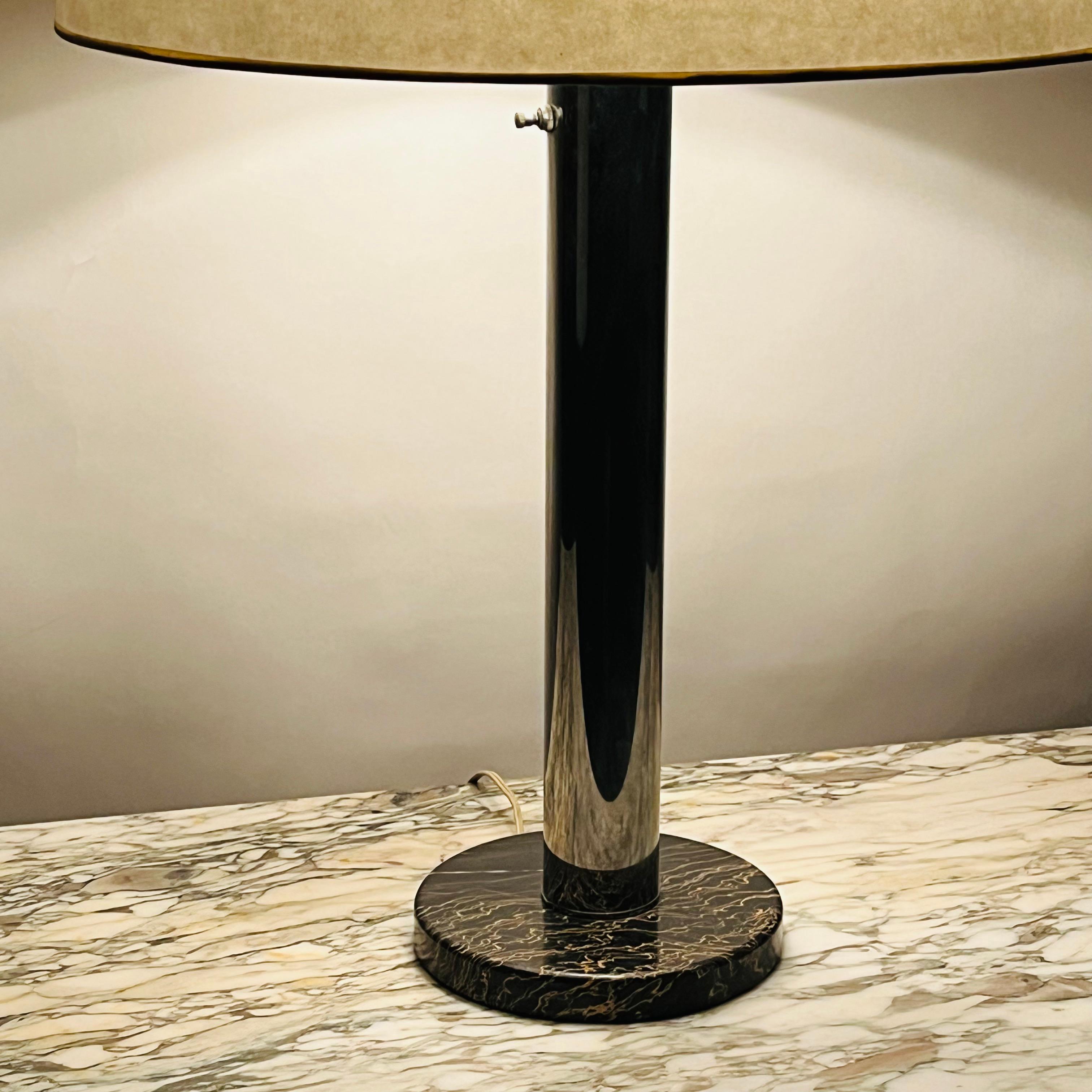 Große Tisch- oder Schreibtischlampe aus Chrom und Marmor im Bauhaus- oder Art-déco-Stil im Zustand „Hervorragend“ im Angebot in Los Angeles, CA
