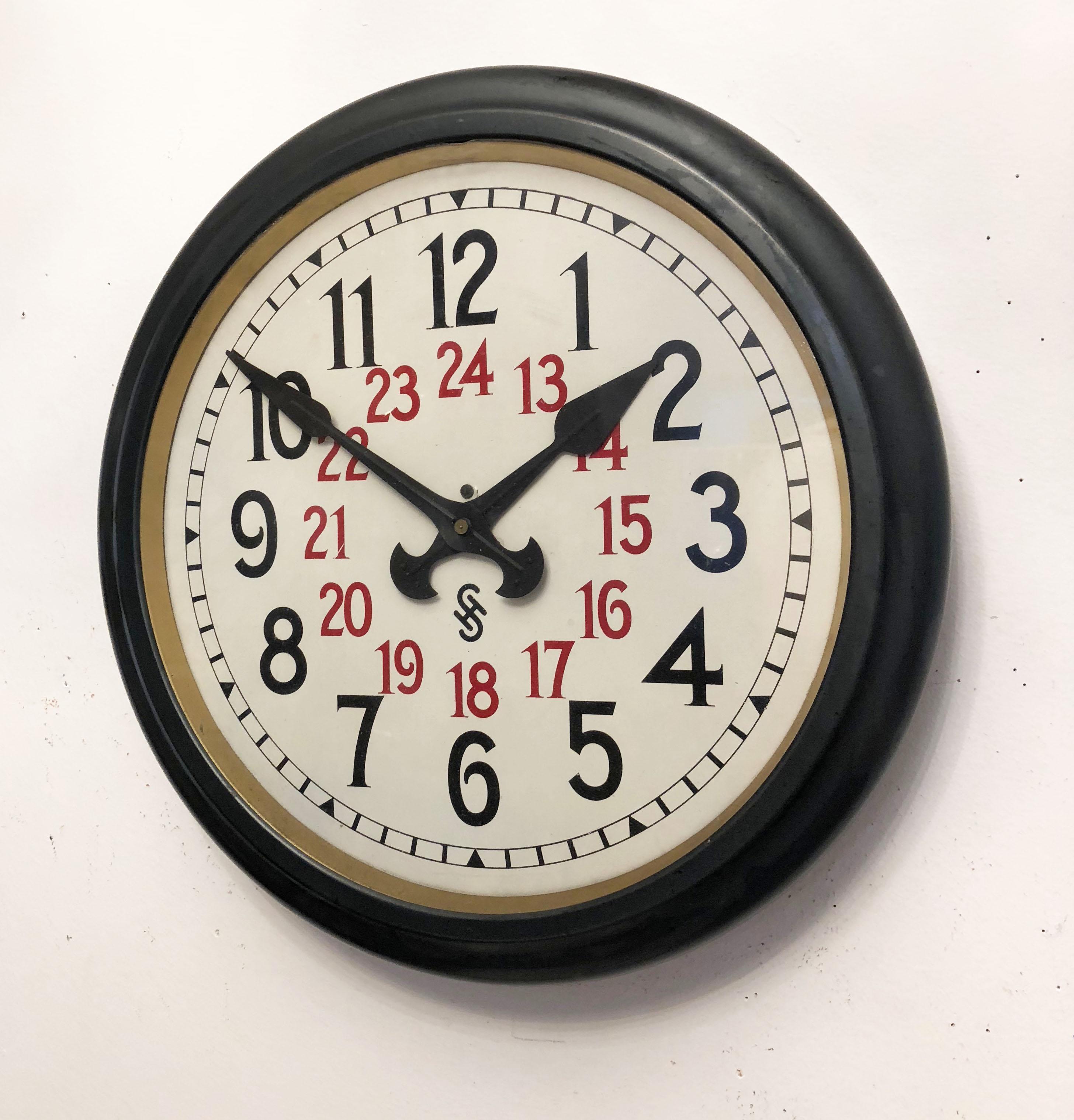 Steel case painted with an aluminium clock face (40cm diameter) and glass front. Made in Germany in the 1930s. Very similar to Peter Behrens design.
Formerly a slave clock and it will be rebuilt to a modern quartz movement with a battery. Delivery