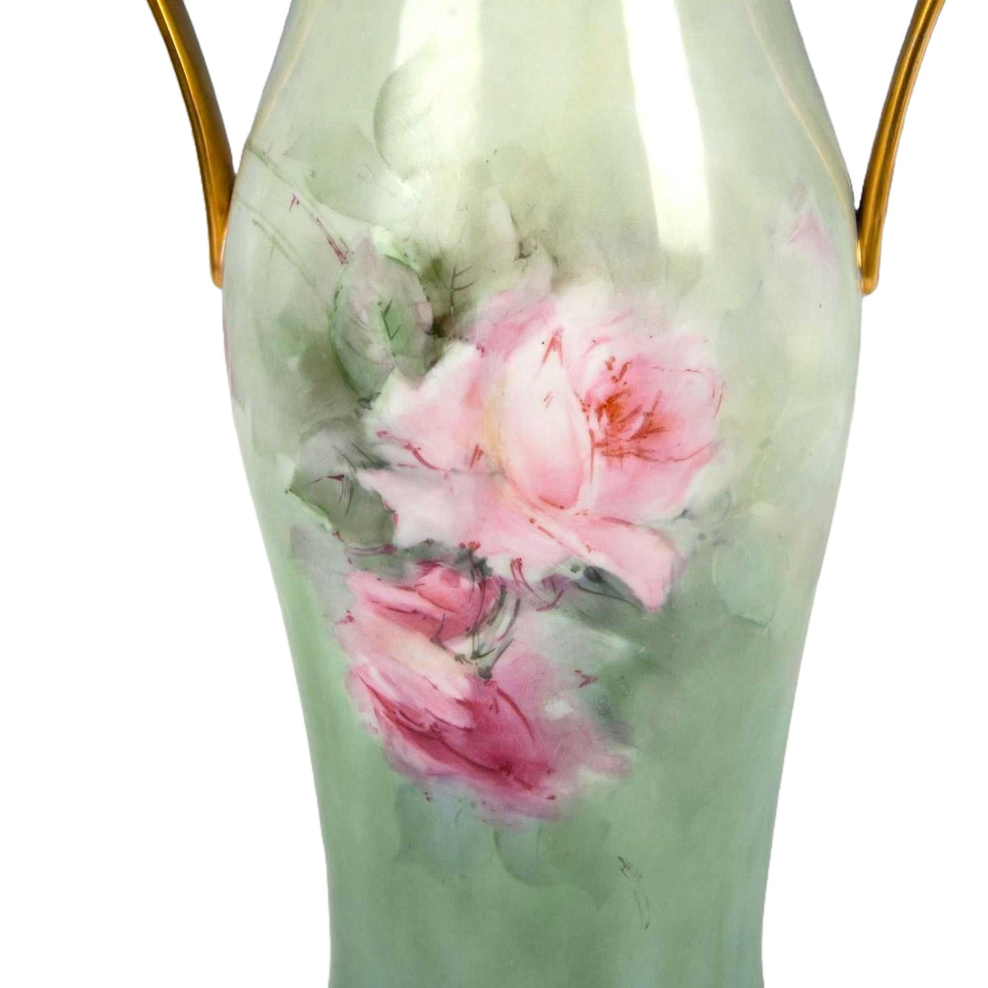 Grand vase à double poignée en porcelaine bavaroise peint à la main roses et or en vente 2