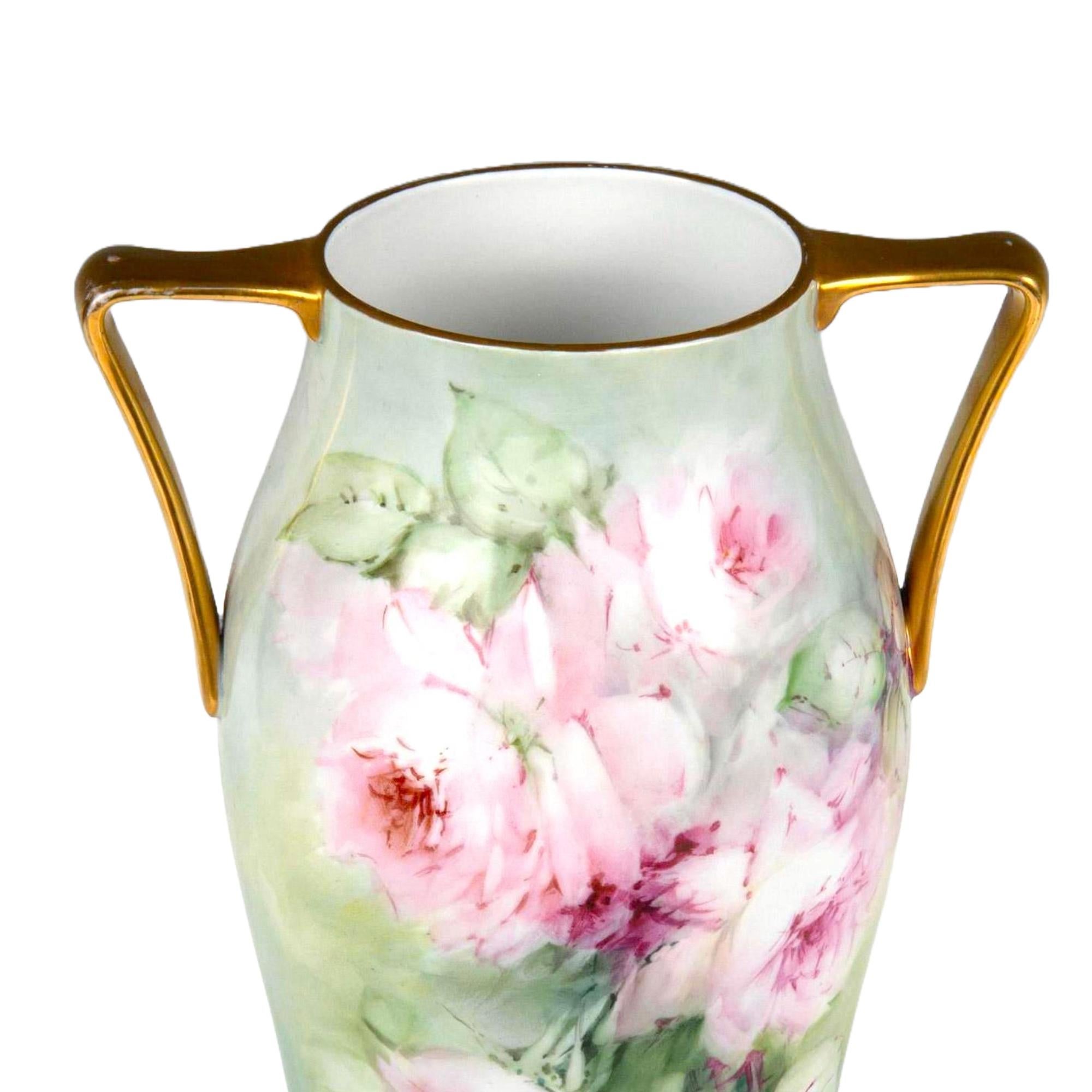 Doré Grand vase à double poignée en porcelaine bavaroise peint à la main roses et or en vente