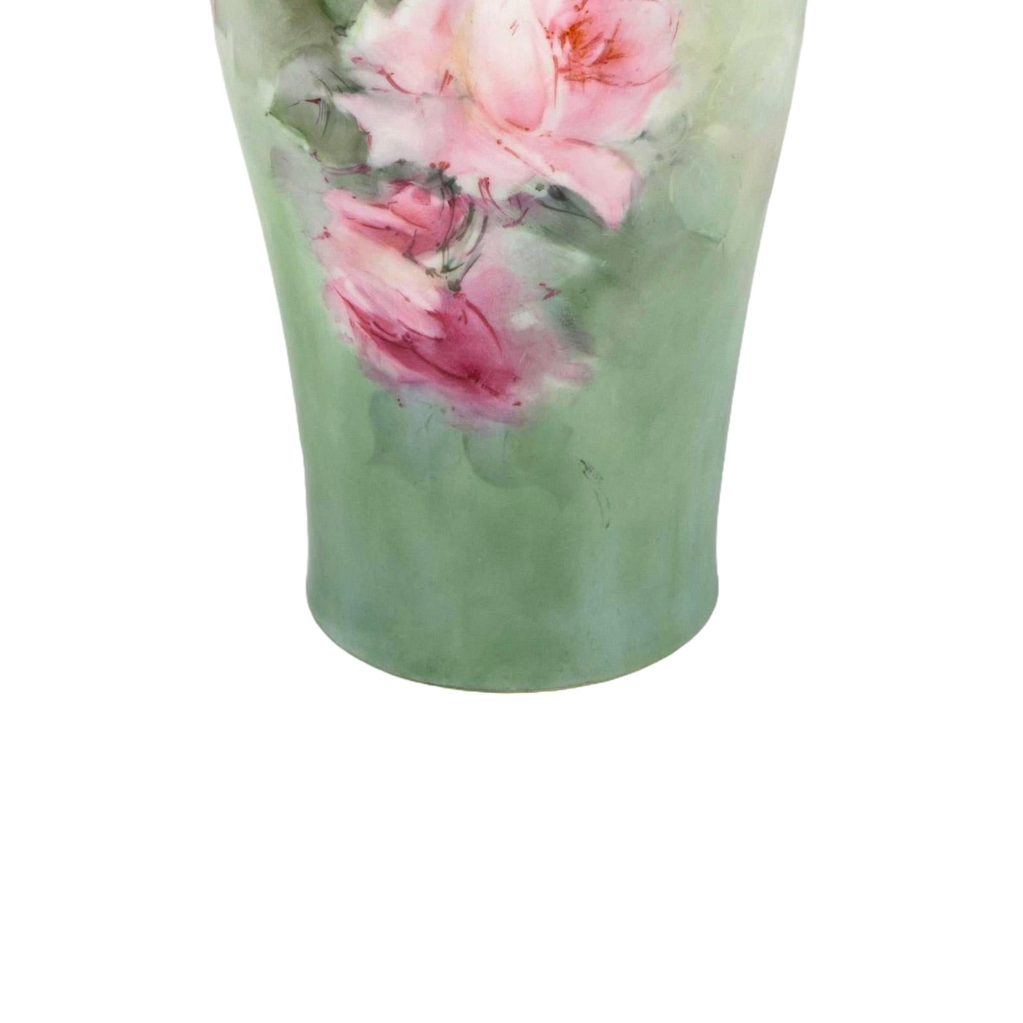 Oro Grande vaso bavarese in porcellana a doppio manico / Rose e oro dipinti a mano in vendita