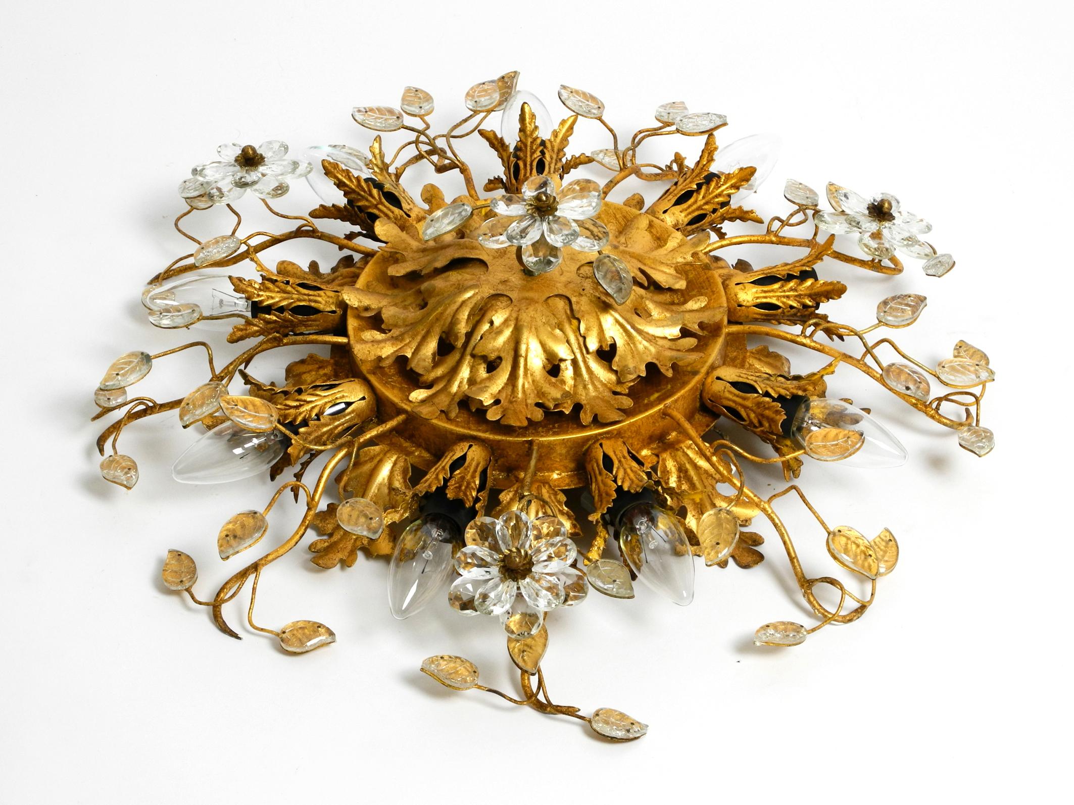 Sehr elegante seltene große 1960er Banci Firenze Florentine Decken- oder Wandlampe.
Hergestellt in Italien.
Sehr elegantes Design mit transparenten Blüten und Blättern aus Kristallglas auf einem vergoldeten Metallrahmen.
Voll funktionsfähig mit