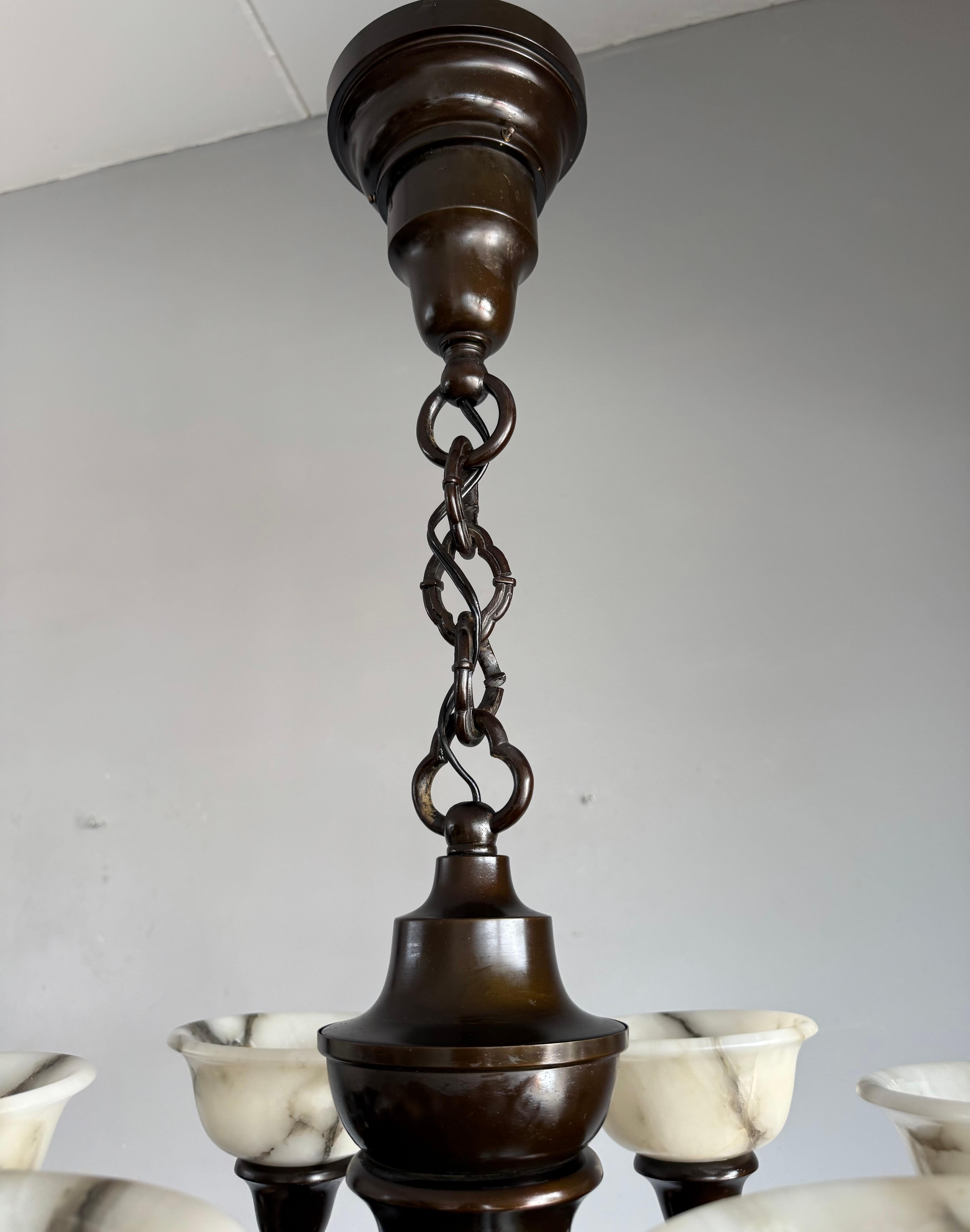 Grande y hermosa araña Art Decó de bronce y latón c. Llamativos tonos de alabastro Latón en venta