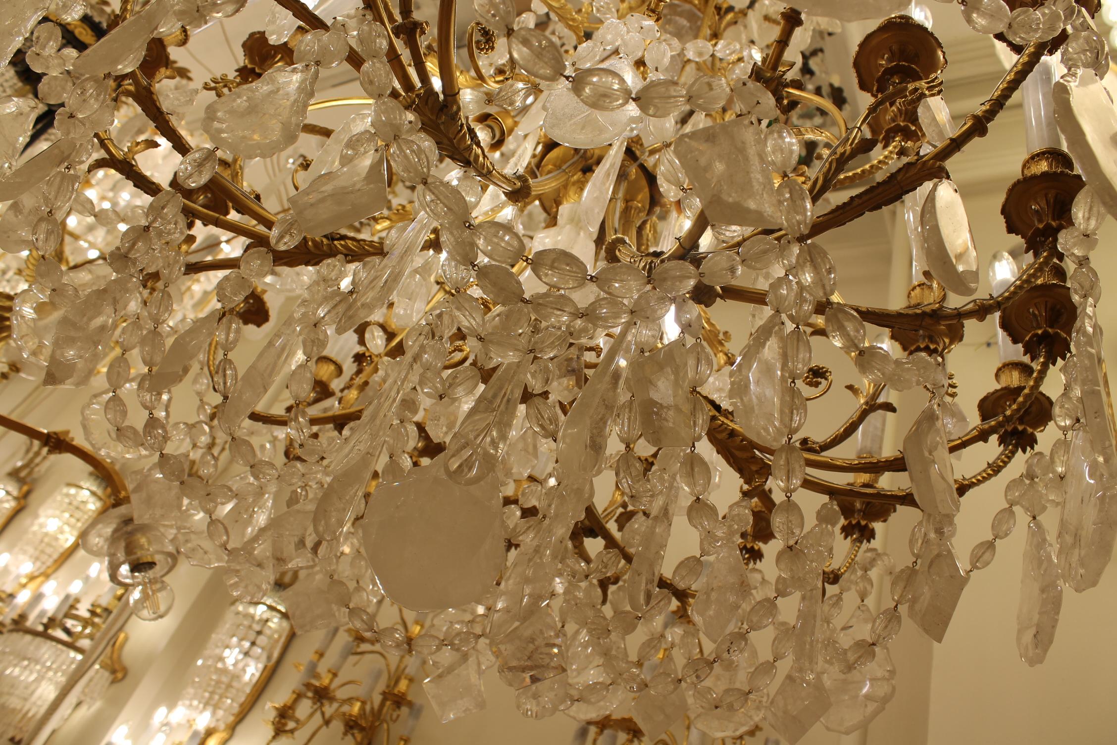Eine spektakuläre und große antike Baccarat Französisch vergoldeter Bronze und Bergkristall dreistufige 30 Glühbirnen plus 6 Pygmäen Glühbirne Kronleuchter. Verziert mit bronzenen Bobeches, von denen große Bergkristalltafeln mit Verbindungsketten