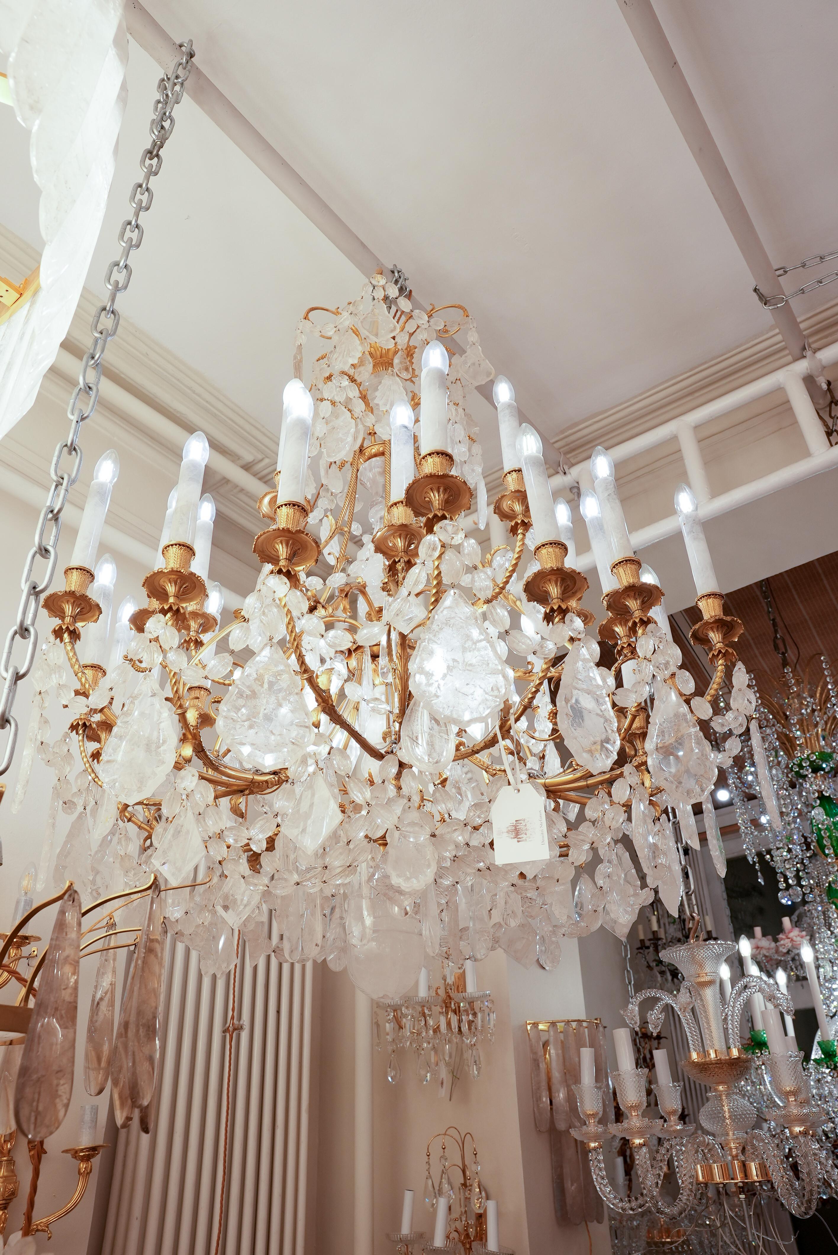 Grande e bella  Baccarat  e lampadario Frencht in cristallo di rocca con 36 luci In condizioni ottime in vendita a London, GB
