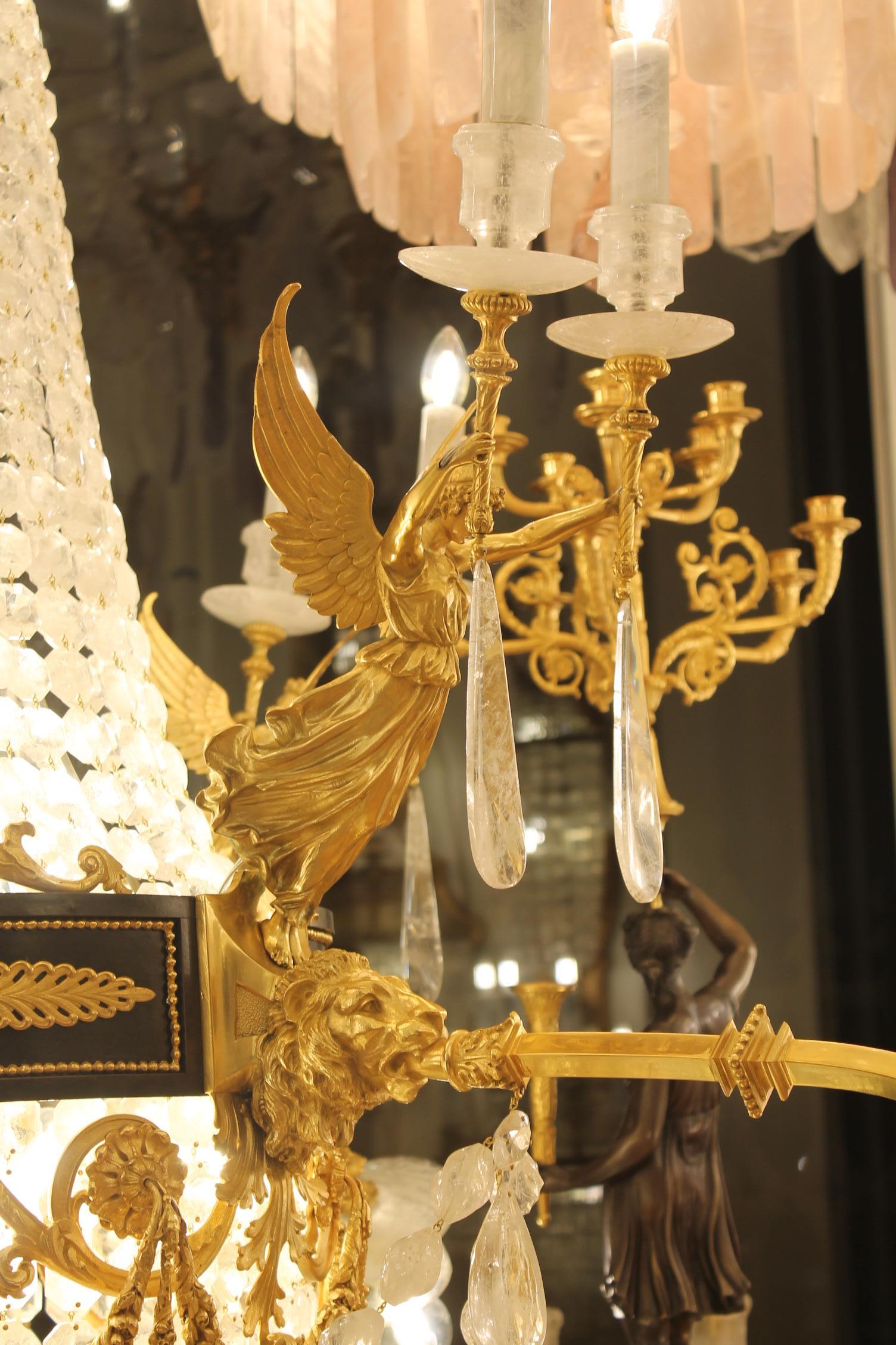 Großer schöner französischer Kronleuchter aus Bronze und Bergkristall von Gasolier mit 36 Lichtern im Angebot 1