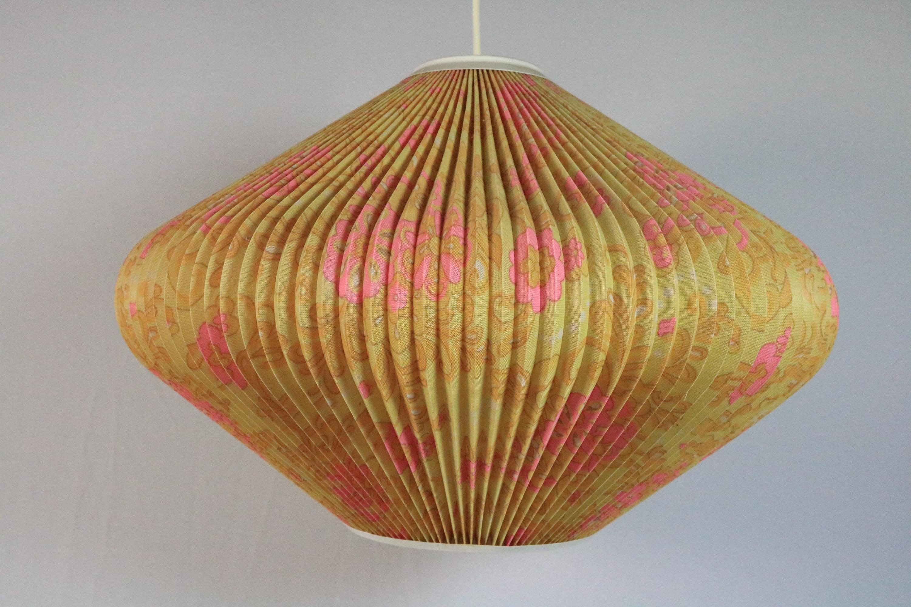 Lampada a sospensione plissettata molto decorativa proveniente dalla DDR.
 
Interessante motivo floreale che risulta particolarmente efficace se illuminato.
 
In ottime condizioni, con due crepe appena visibili nella parte inferiore della copertina