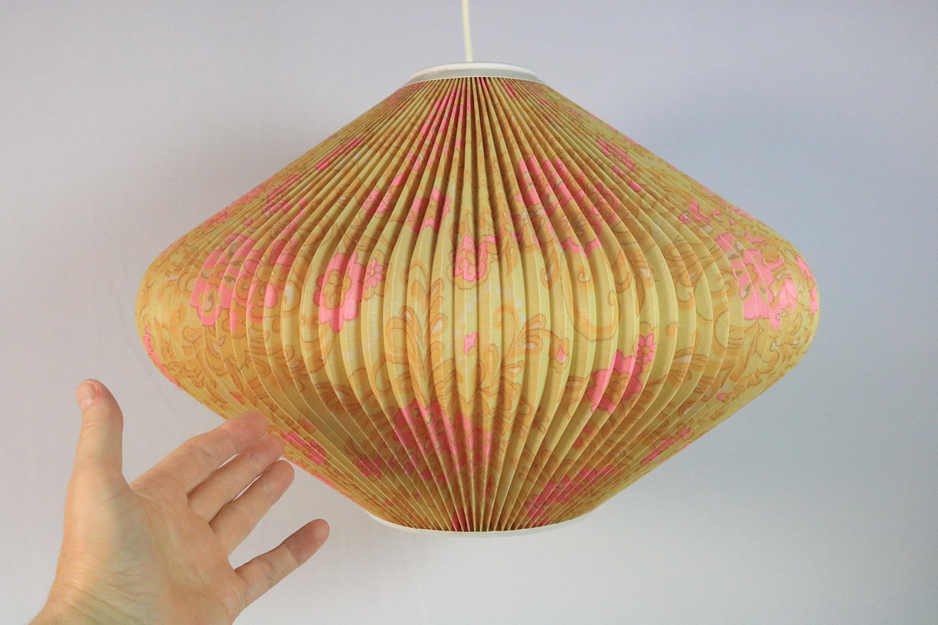 Mid-Century moderno Grande e bella lampada a sospensione, paralume plissettato, anni '70, Germania in vendita