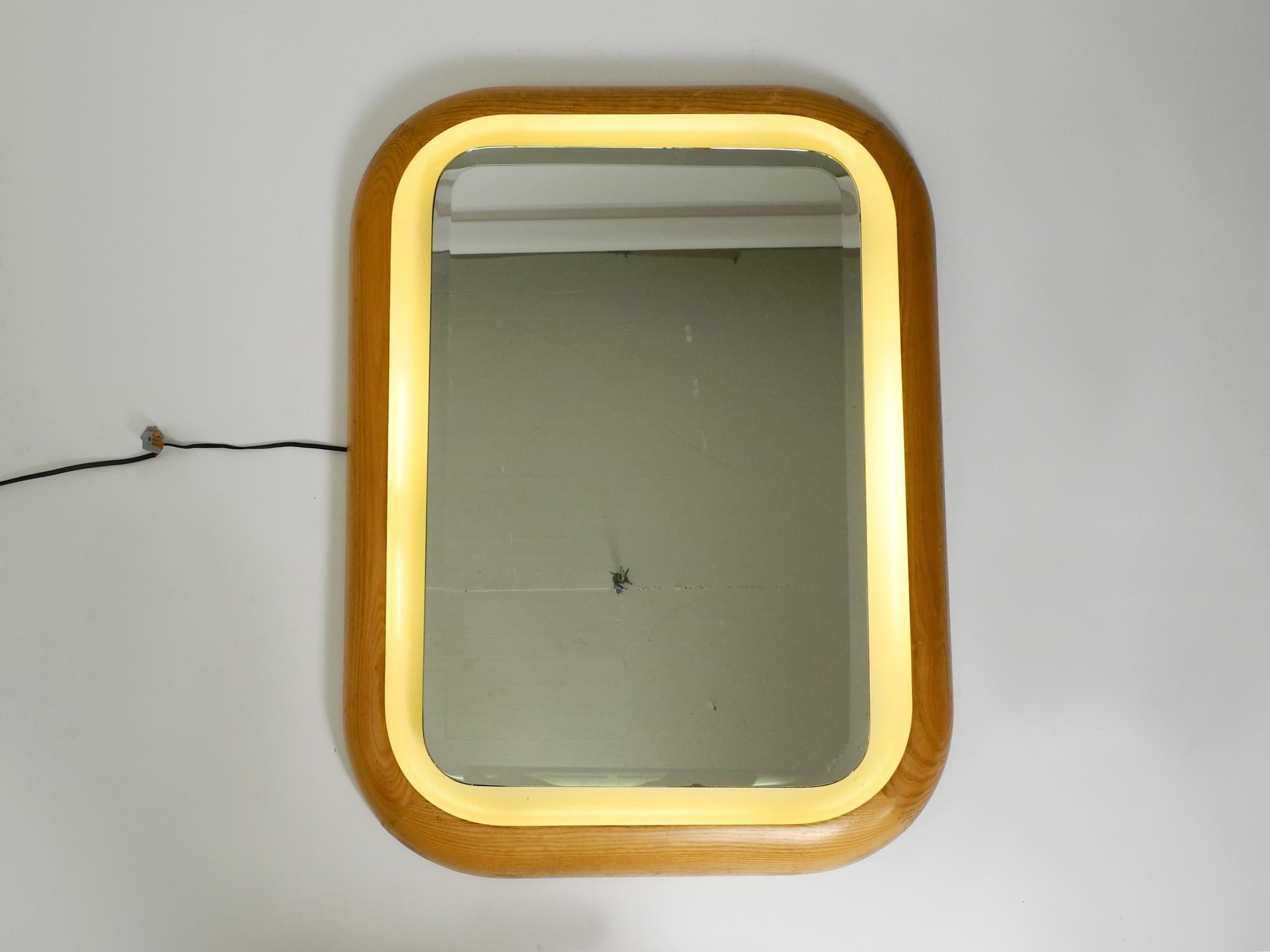 Grand miroir mural minimaliste italien des années 60 en bois de chêne rétroéclairé Bon état - En vente à München, DE